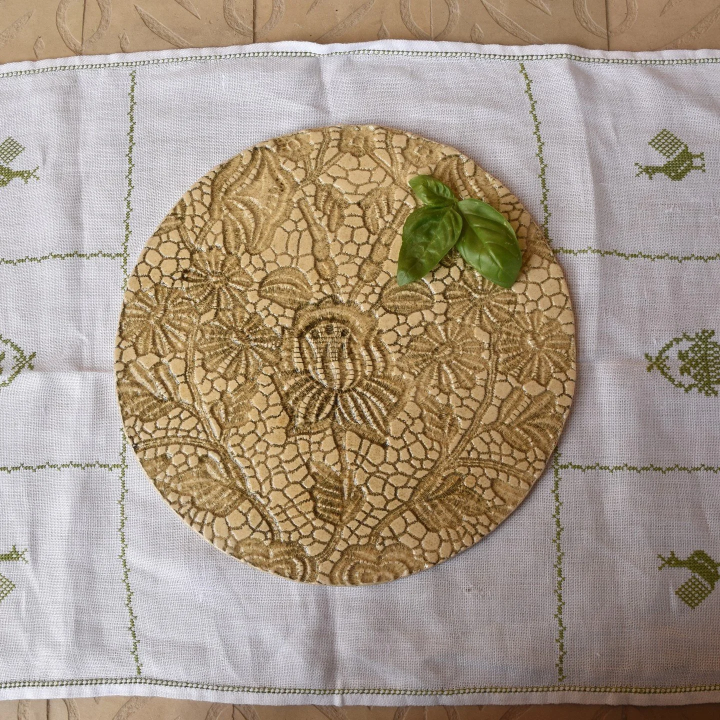 🇬🇧 New serving board from my Vintage Collection. This makes such a lovely, versatile gift! Use it to serve cheese, crudit&eacute;s, fruit, cake... the choice is endless!
.⁠⁠
Stoneware with texture and food safe glazes also suitable for microwave an