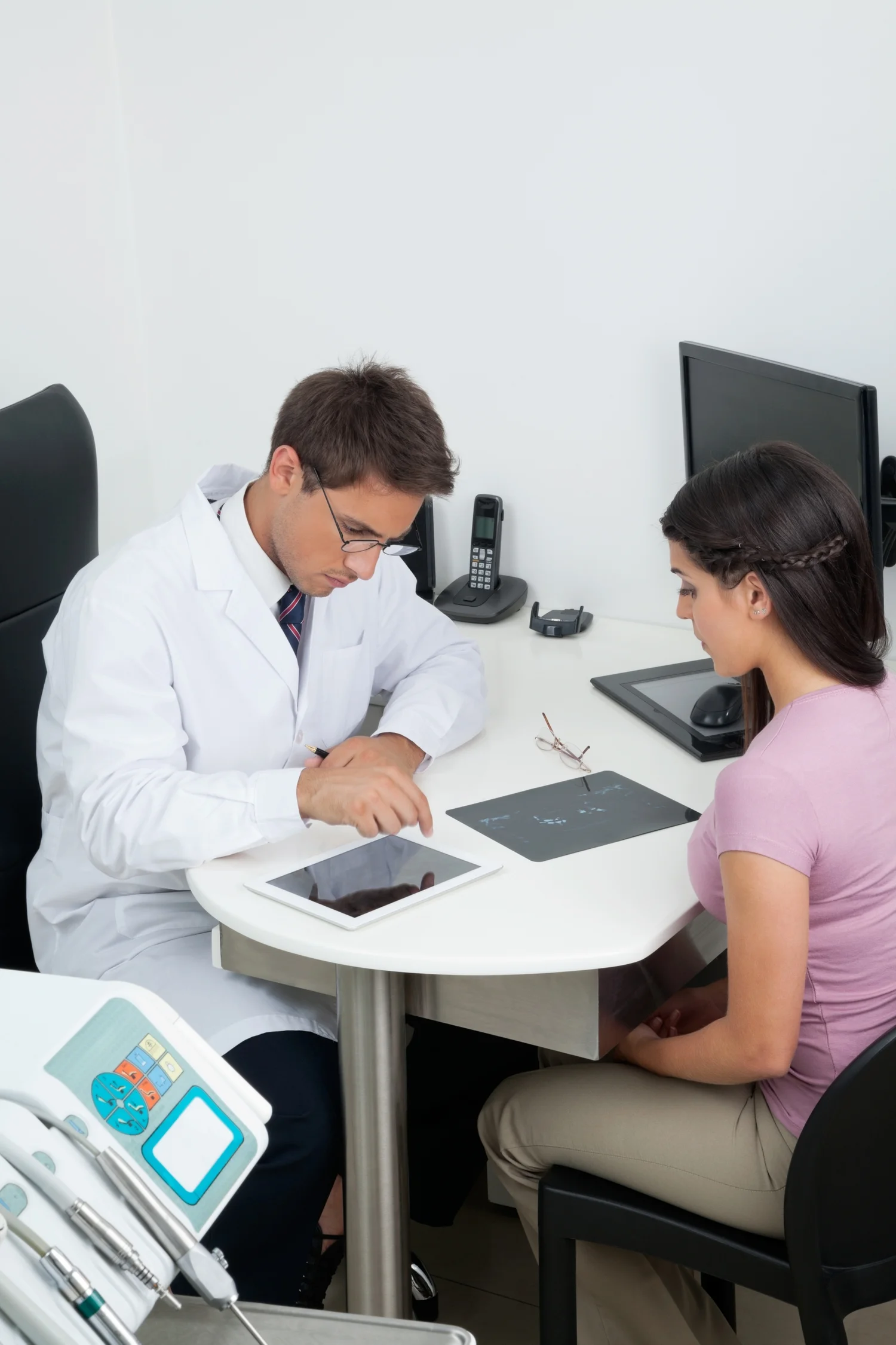 Doctor-Consultation-ipad_PremiumPAID-2.jpg