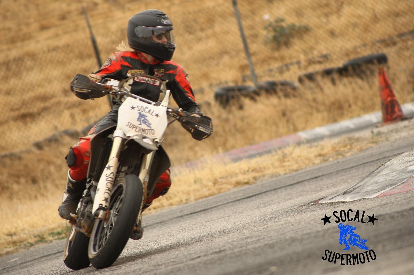 What&rsquo;s the best motorcycle class that you&rsquo;ve taken? One of our favorites is @socalsupermoto 🤩💙
&bull;
&bull;
&bull;
#supermoto #socalsupermoto #womenwhoride #ridesupermoto
