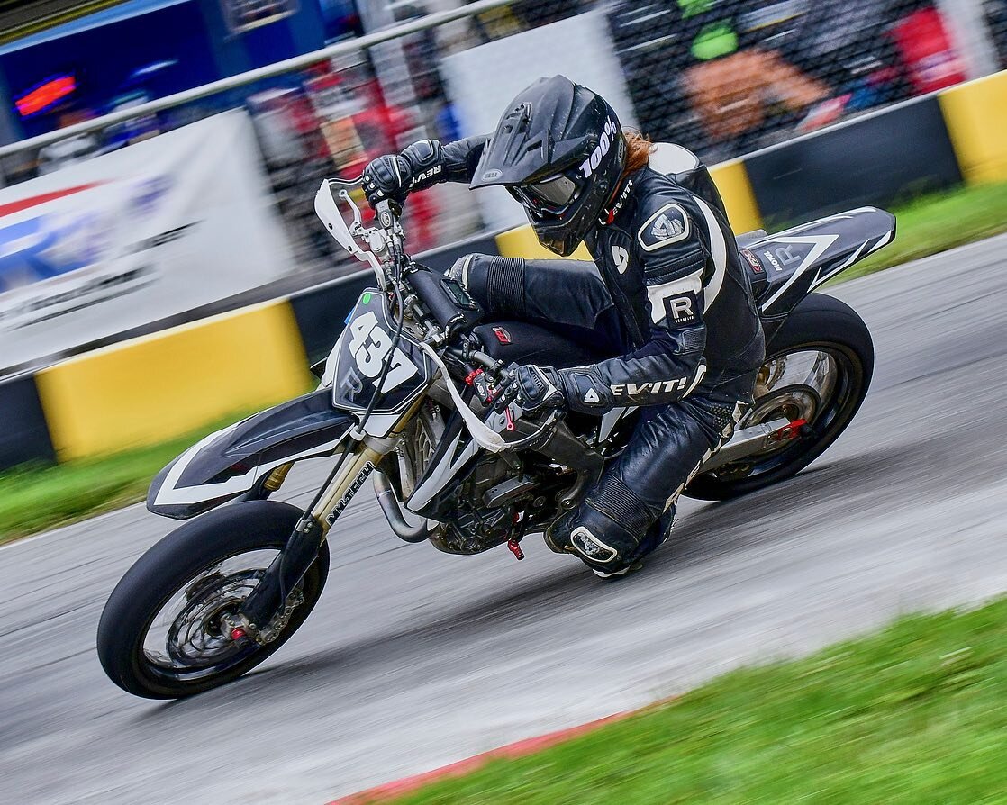 #wipeoutwednesday? Not today!! @martindiegelman is staying #rubbersidedown 🤩 
&bull;
&bull;
&bull;
@gaerneusa
@revit_official
@forcefieldbodyarmourworld
@motulusa
@slickproducts
#supermoto #smec #motul #slickproducts #forcefieldbodyarmour #revit #ga