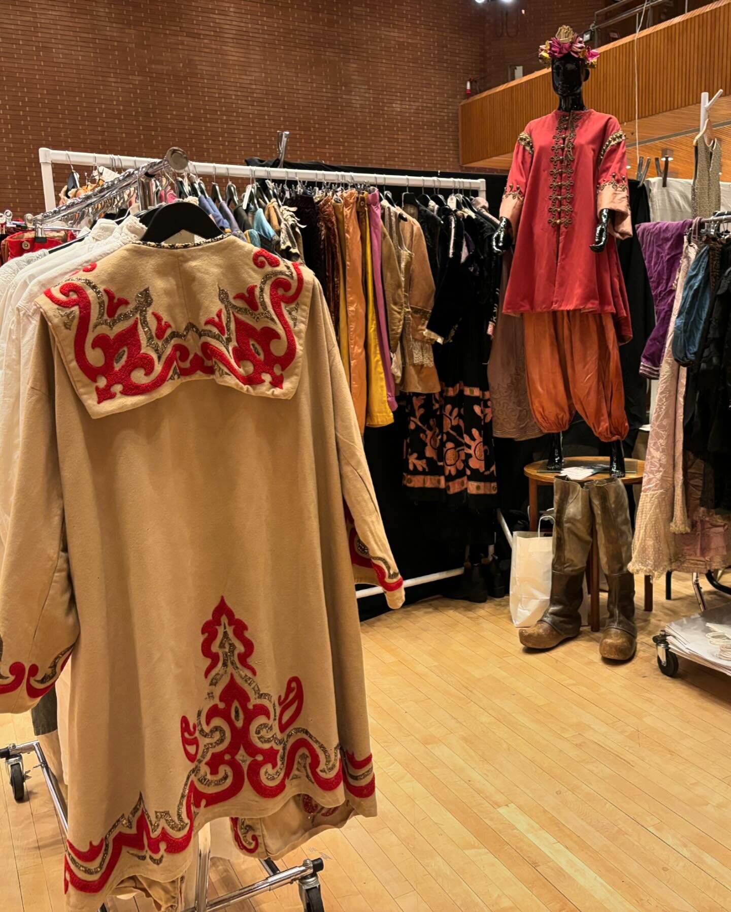 T O D A Y 🎪 Frock Me! Kensington Town Hall March vintage fair | 100 leading dealers | 11am ~ 5.30pm

Please note advance tickets ~now sold out
(limited entry on door if capacity allows)

Kensington Town Hall
Hornton Street W8 7NX
Nearest tube: High 