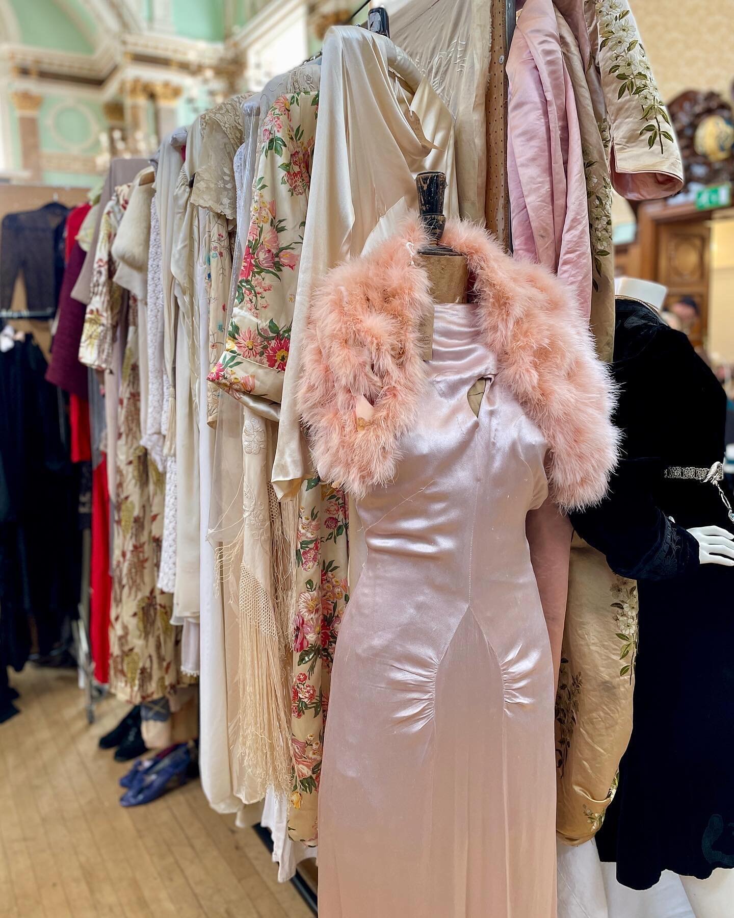 Past spring displays as we&rsquo;re fast approaching our next vintage fair on Sunday 14th April 🌿 Over 60 leading exhibitors will be joining us from across the country at Chelsea Old Town Hall

~~ Advance tickets ~~
https://FrockMeApril2024..eventbr