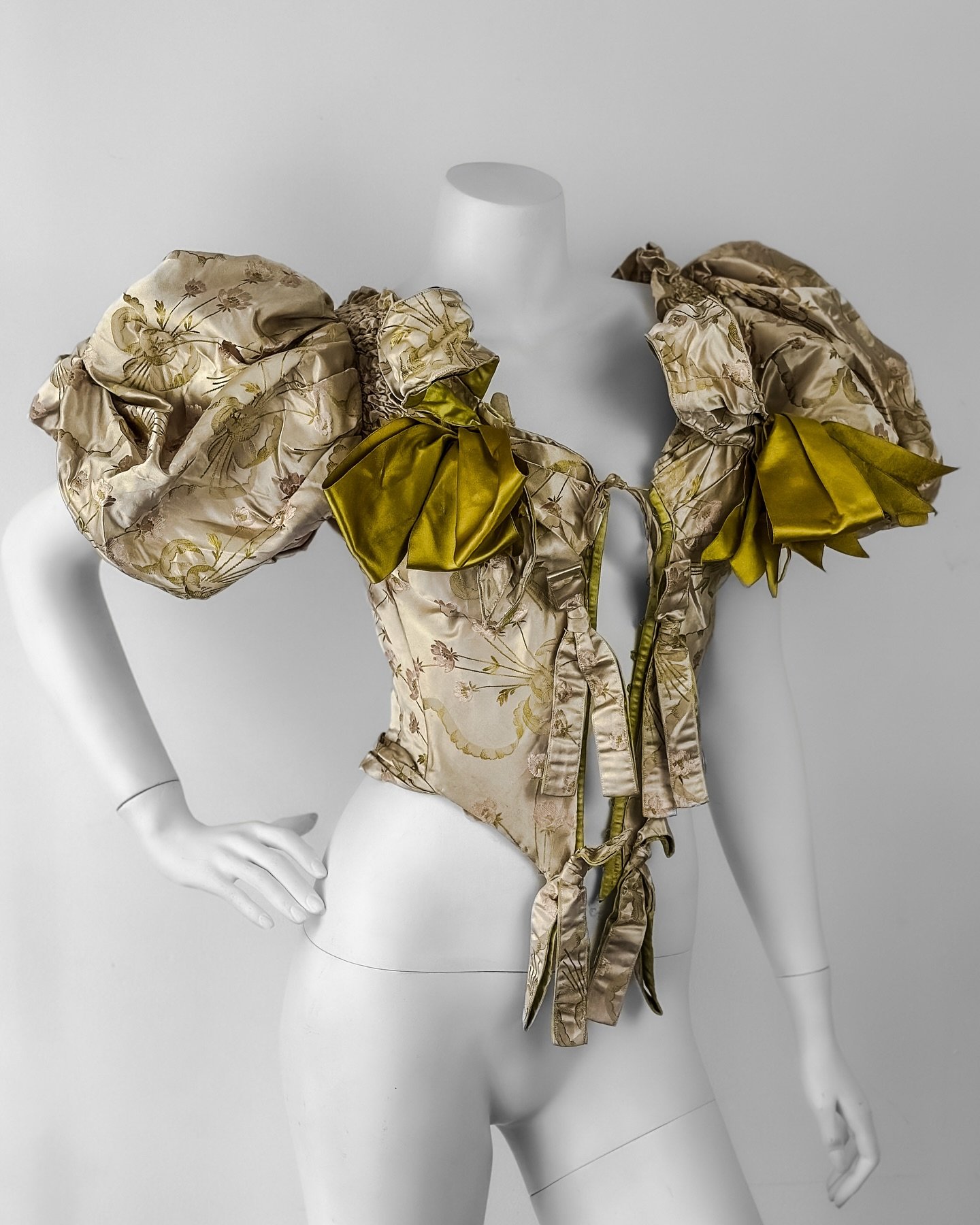 🧿 Previews for next Sunday&rsquo;s Frock Me! Victoria vintage fair at The Royal Horticultural Halls&hellip; we have an incredible mix of 80 exhibitors joining us with vintage and antique fashion, textiles, jewellery.. a mezzanine caf&eacute; will al