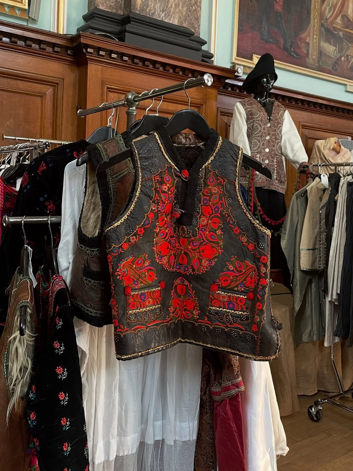 September at Chelsea ~ now just 3 weeks away during London Fashion Week&hellip; we will be filling Chelsea Old Town Hall with the best in antique and vintage fashion from over 60 leading exhibitors. Book ahead! Details below 🍁

🎟️ https://FMSept202