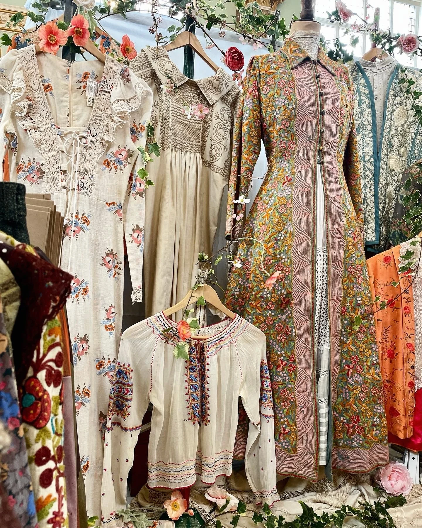 Autumn marks the beginning of a very busy season for Frock Me! with lots of amazing vintage fairs lined up from September to December 🗓️✨We can&rsquo;t wait to be back at Chelsea Old Town Hall in just a few weeks on Sunday 21st September which will 