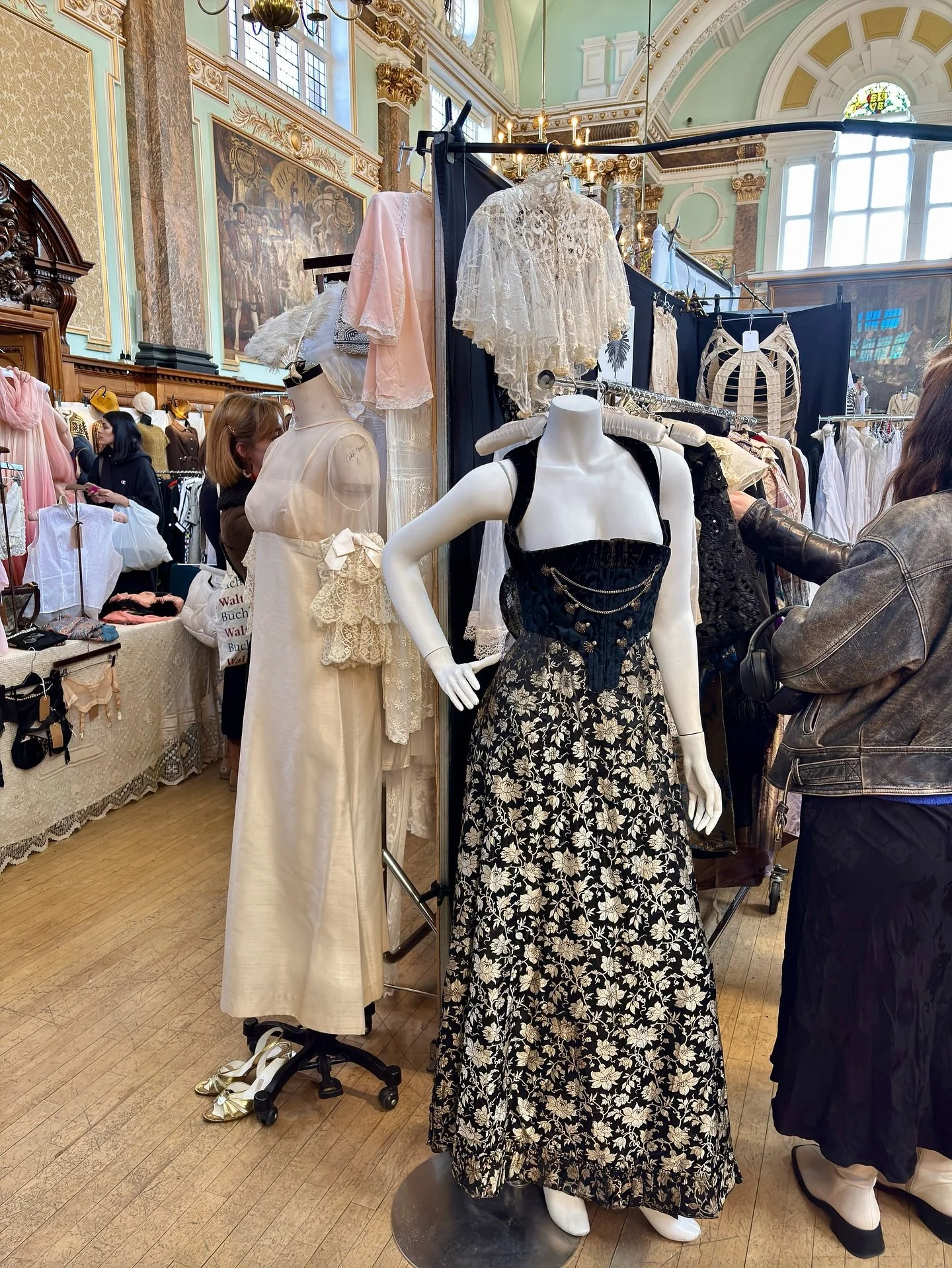 10 DAYS until Frock Me! at Chelsea Old Town Hall 🍂The perfect start to our autumn vintage fairs back on the King&rsquo;s Road with the best in antique and vintage fashion ✨

Limited 11am advance tickets remaining - book ahead to ensure early entry ⬇