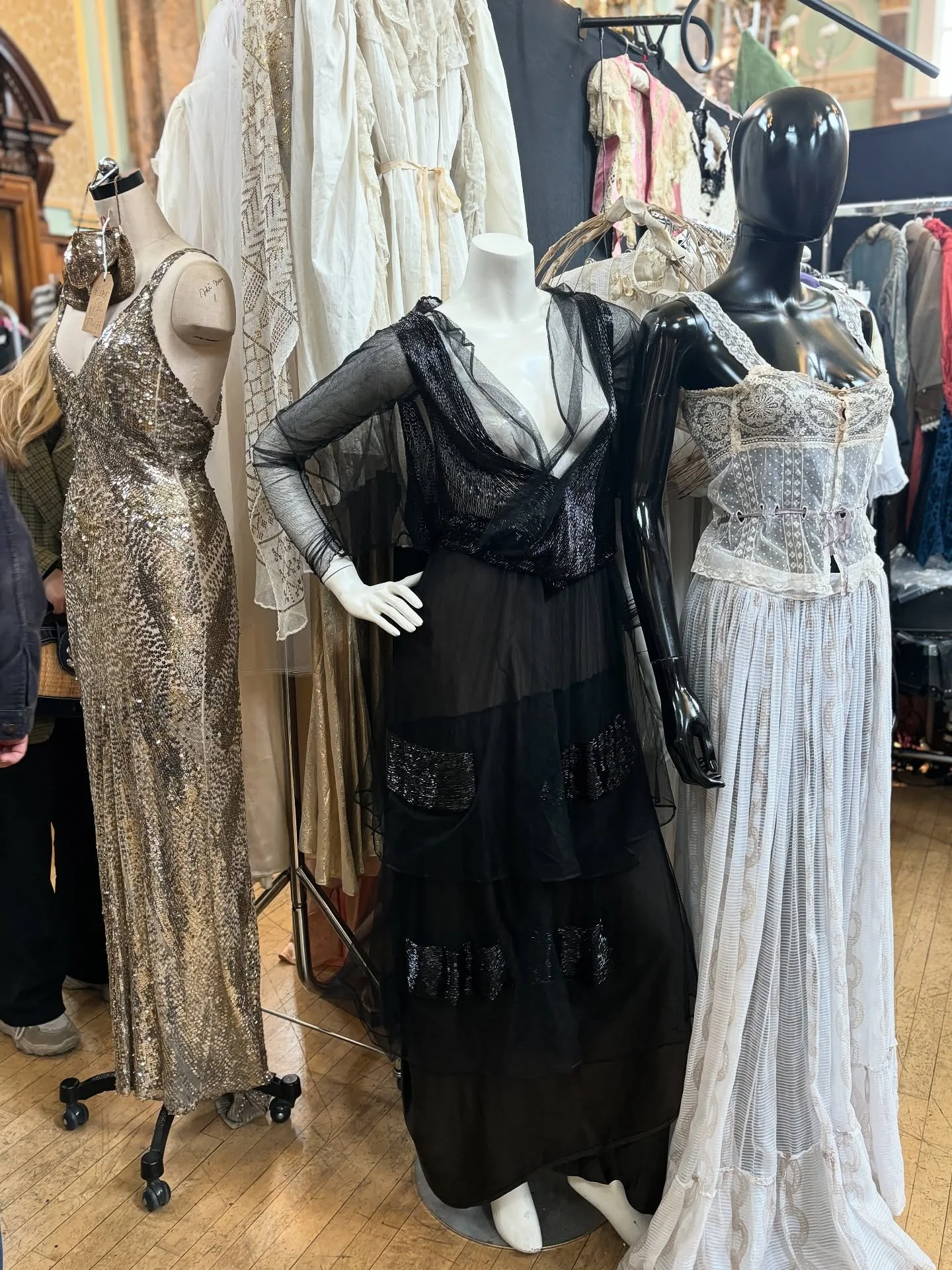 THIS SUNDAY 🏁 Frock Me! at Chelsea Old Town Hall is back 11am - 5.30pm ✨Over 60 leading exhibitors of antique and vintage fashion, textiles and jewellery 

Book ahead to ensure entry ⬇️
🎟️ https://FMSept2025.eventbrite.co.uk

Frock Me! Vintage Fair