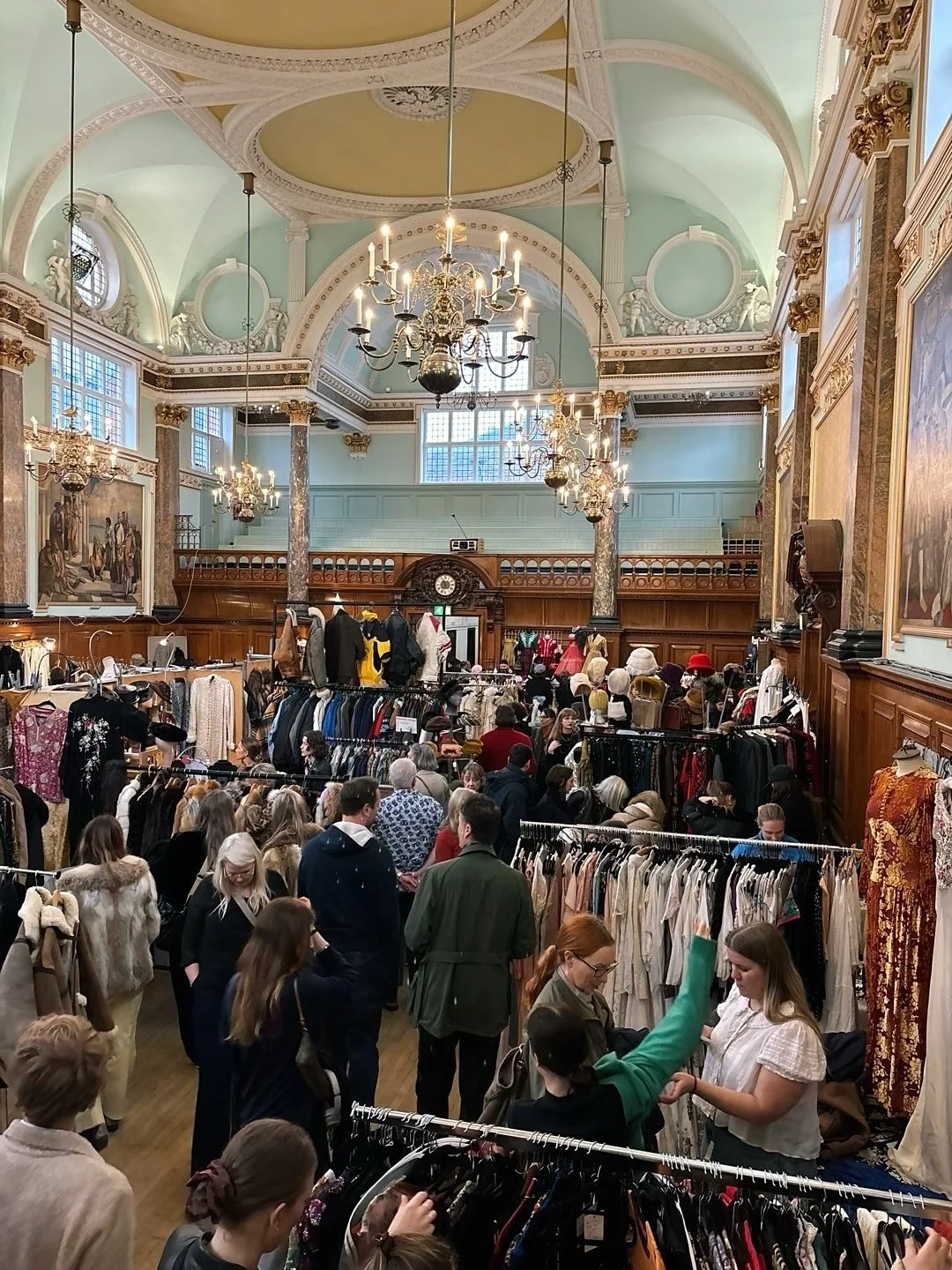 TOMORROW from 11am | The September Frock Me! London&rsquo;s original vintage fair at Chelsea Old Town Hall, King&rsquo;s Road 〰️ 
Over 60 leading exhibitors of antique &amp; vintage fashion, jewellery and textiles ✨

Book ahead below for priority ent