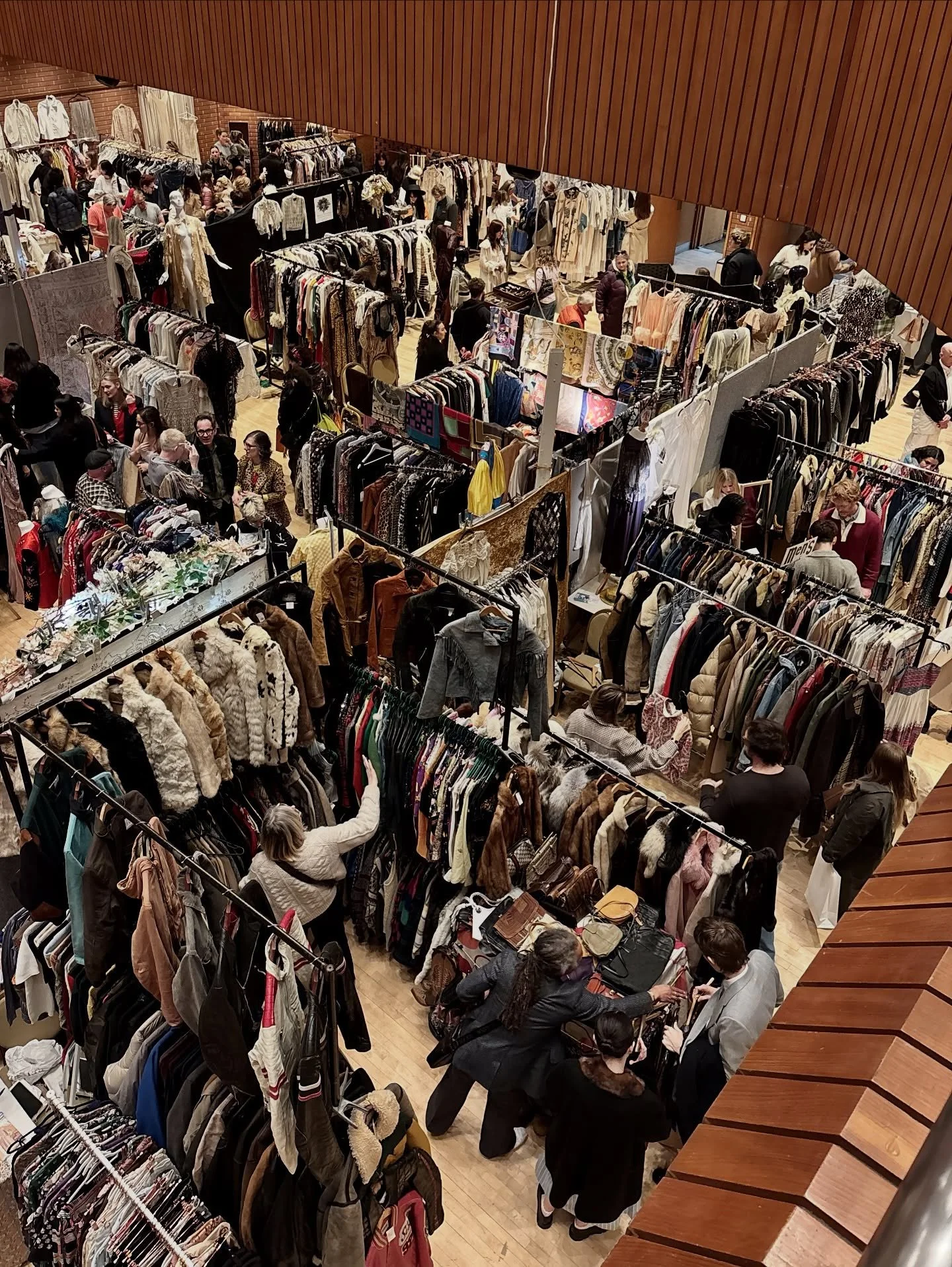 4 WEEKS until our *largest* vintage fair this year at Kensington Town Hall | 3 floors of antique and vintage fashion, jewellery, textiles and more from 115 exhibitors 💫✨

🎟️ Book here https://FMOct2025.eventbrite.co.uk
&pound;7 entry | &pound;5 stu