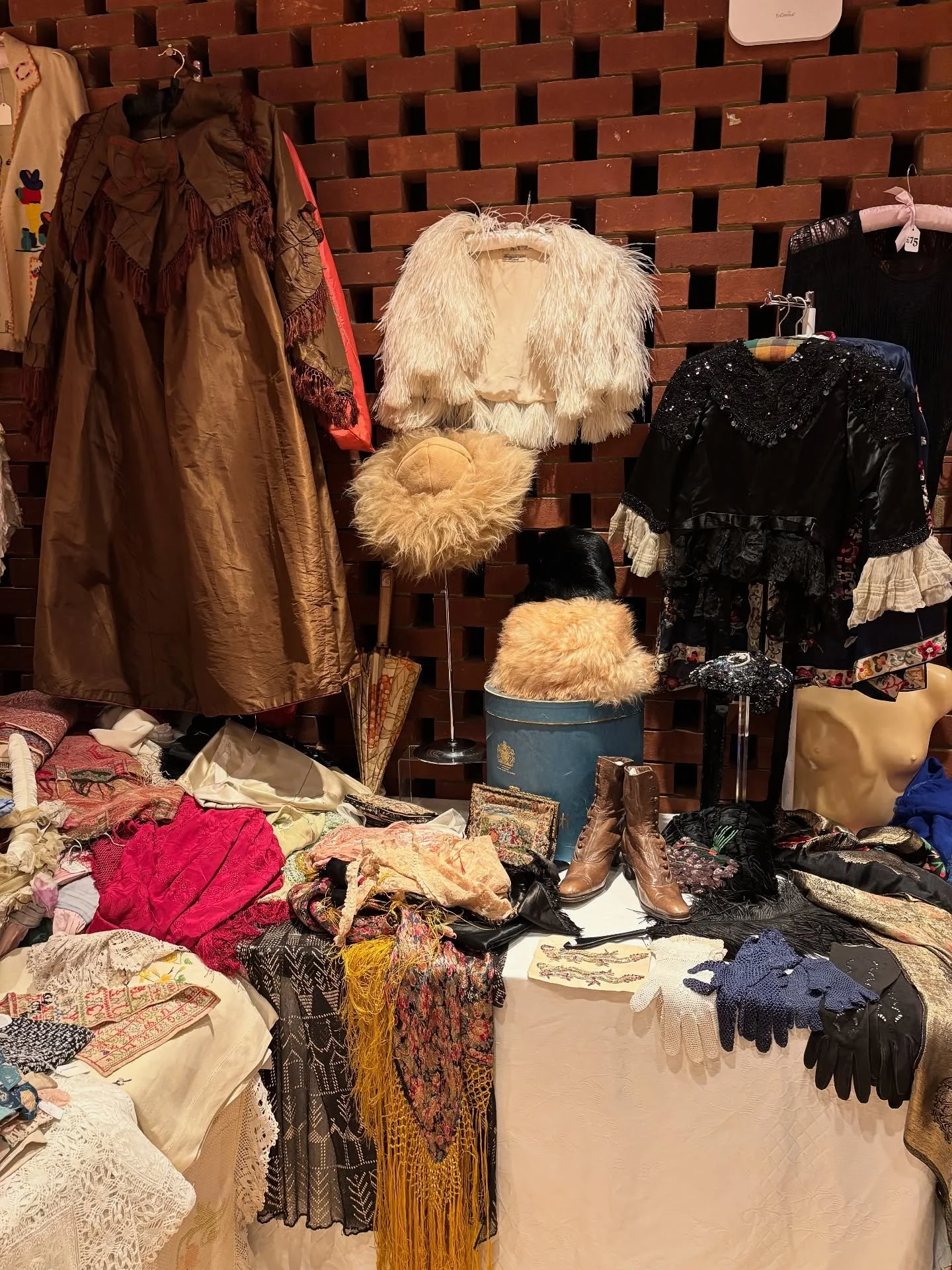 KENSINGTON TOWN HALL Sunday 26th October | Discover incredible antique and vintage fashion, jewellery and textiles from the Victorian era onwards at our next vintage fair with over 115 leading exhibitors ☄️

🎟️ Book tickets https://FMOct2025.eventbr