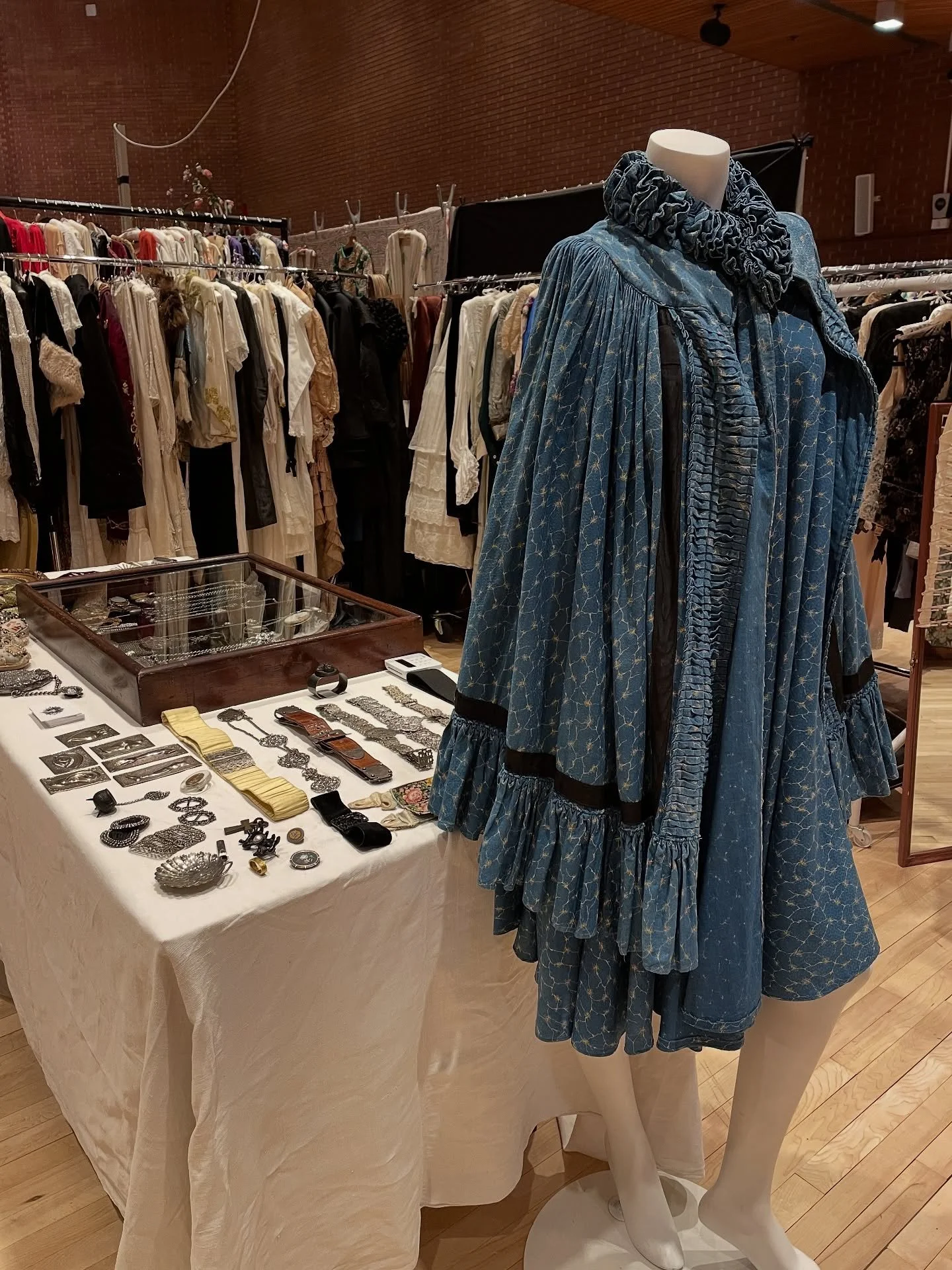 NEXT WEEKEND Frock Me! at KENSINGTON TOWN HALL returns SUNDAY 26TH OCTOBER | Discover incredible antique and vintage fashion, jewellery and textiles from the Victorian era onwards from over 115 leading exhibitors ☄️

🎟️ Book tickets https://FMOct202