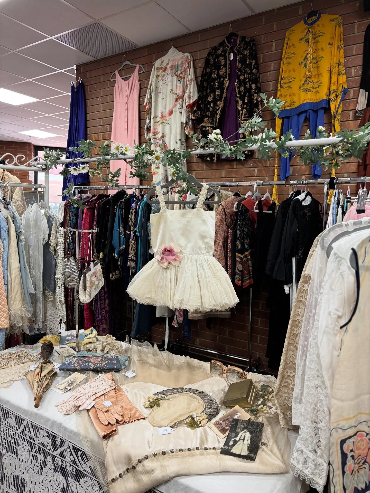 SUNDAY at Kensington Town Hall⏳Only a few days to go before the next  Frock Me! Vintage Fair with 3 floors of antique and vintage fashion, jewellery and textiles from over 115 leading exhibitors 🕸️

🎟️ Book tickets https://FMOct2025.eventbrite.co.u