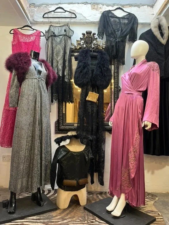 Autumn mood from @franklyscarletvintage who&rsquo;ll be joining us this Sunday at Kensington Town Hall 🍂✨
Find them in the Lower Foyer 

🎟️ Book tickets https://FMOct2025.eventbrite.co.uk
&pound;7 entry | &pound;5 student entry from noon 

Frock Me