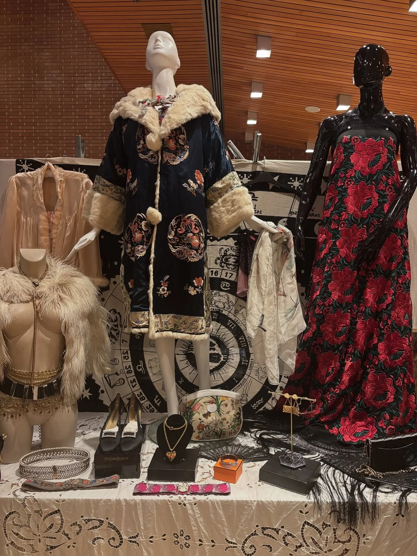 Here until 5.30pm at Kensington Town Hall 🕸️
🎟️ https://FMOct2025.eventbrite.co.uk
Tickets also available on the door 
&pound;7 entry | &pound;5 student entry from noon 

Frock Me! Vintage Fair
Sunday 26th October
11am - 5.30pm
📍Kensington Town Ha