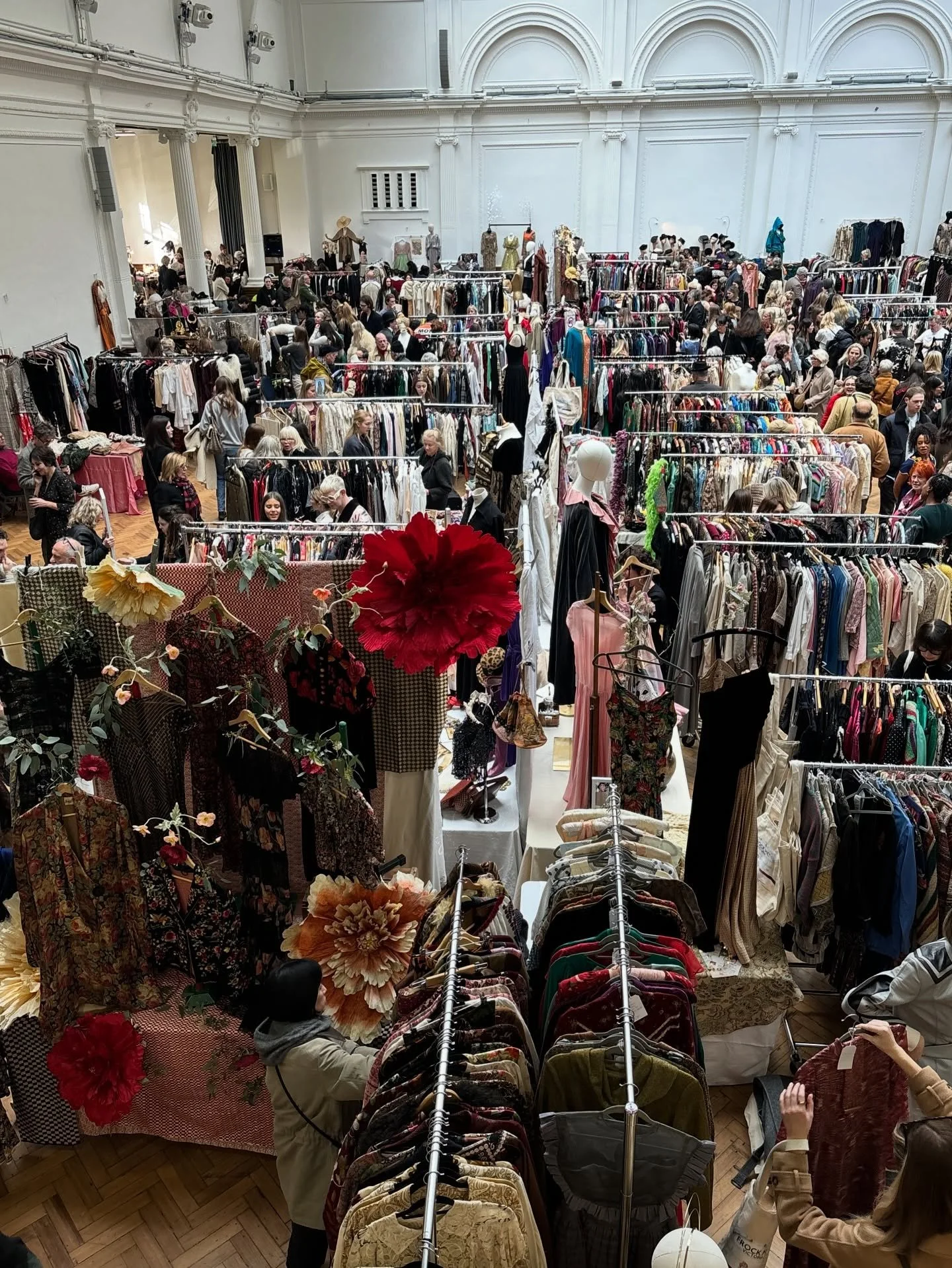 2 DAYS until FROCK ME! VICTORIA Sunday 16th November | 80 leading exhibitors of antique &amp; vintage fashion, textiles and jewellery at the incredible Lindley Hall, Royal Horticultural Halls in central London 🌿

🎟️ Book now &gt;&gt;&gt; https://Fr