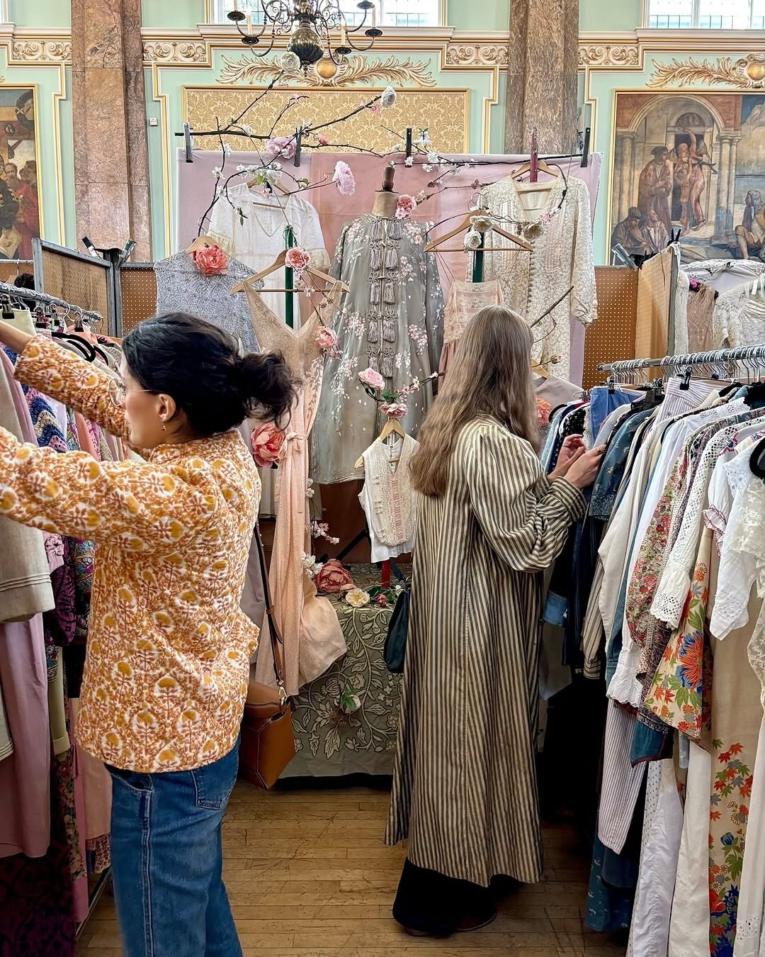 T O D A Y&bull; Opening at 11am Frock Me! Vintage Fair at Chelsea Old Town Hall on the King&rsquo;s Rd 💫

Tickets available on the door/ in advance
🎫 https://FMDec2025.eventbrite.co.uk
&pound;7 entry, &pound;5 student entry from noon 
Free entry fo