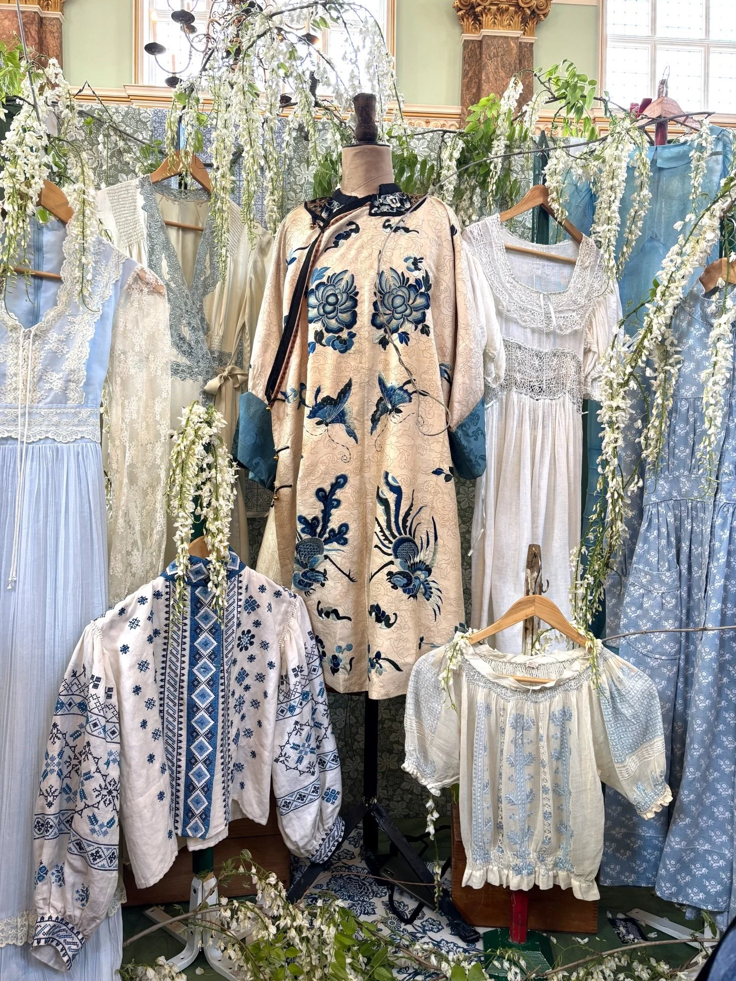 3 WEEKS until Frock Me! will be back at Chelsea Old Town Hall showcasing the very best in antique and vintage fashion from over 60 leading exhibitors.  The first fair of the year is always busy so we recommend booking in advance, limited tickets will