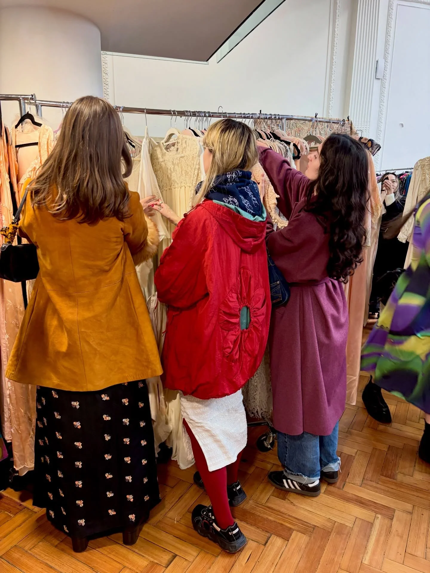 TODAY from 11am 🛍️ 60+ leading exhibitors at London&rsquo;s original vintage fair, Frock Me!, established almost 30 years ago ✨
📍Chelsea Old Town Hall, King&rsquo;s Road 
Book ahead https://frockmefeb2026.eventbrite.co.uk
(11am now sold out)
Limite
