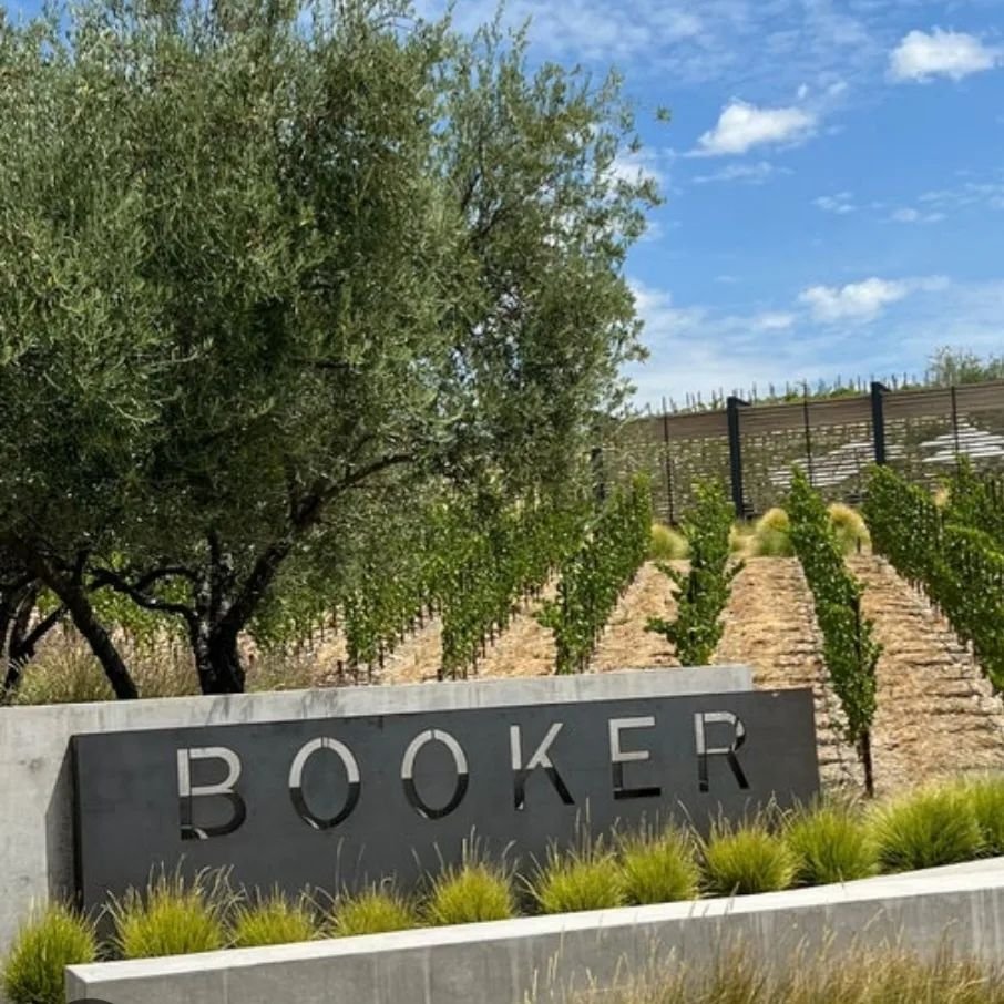 Giveaway is closed thanks to those who participated! And stay tuned for more opportunities!
🚨GIVEAWAY ALERT🚨
Join us for an educational tasting seminar with Hilary Graves, Vineyard Manager of Booker Vineyard
Wednesday, 4/19, 5:30-6:30pm at 67 Wine 