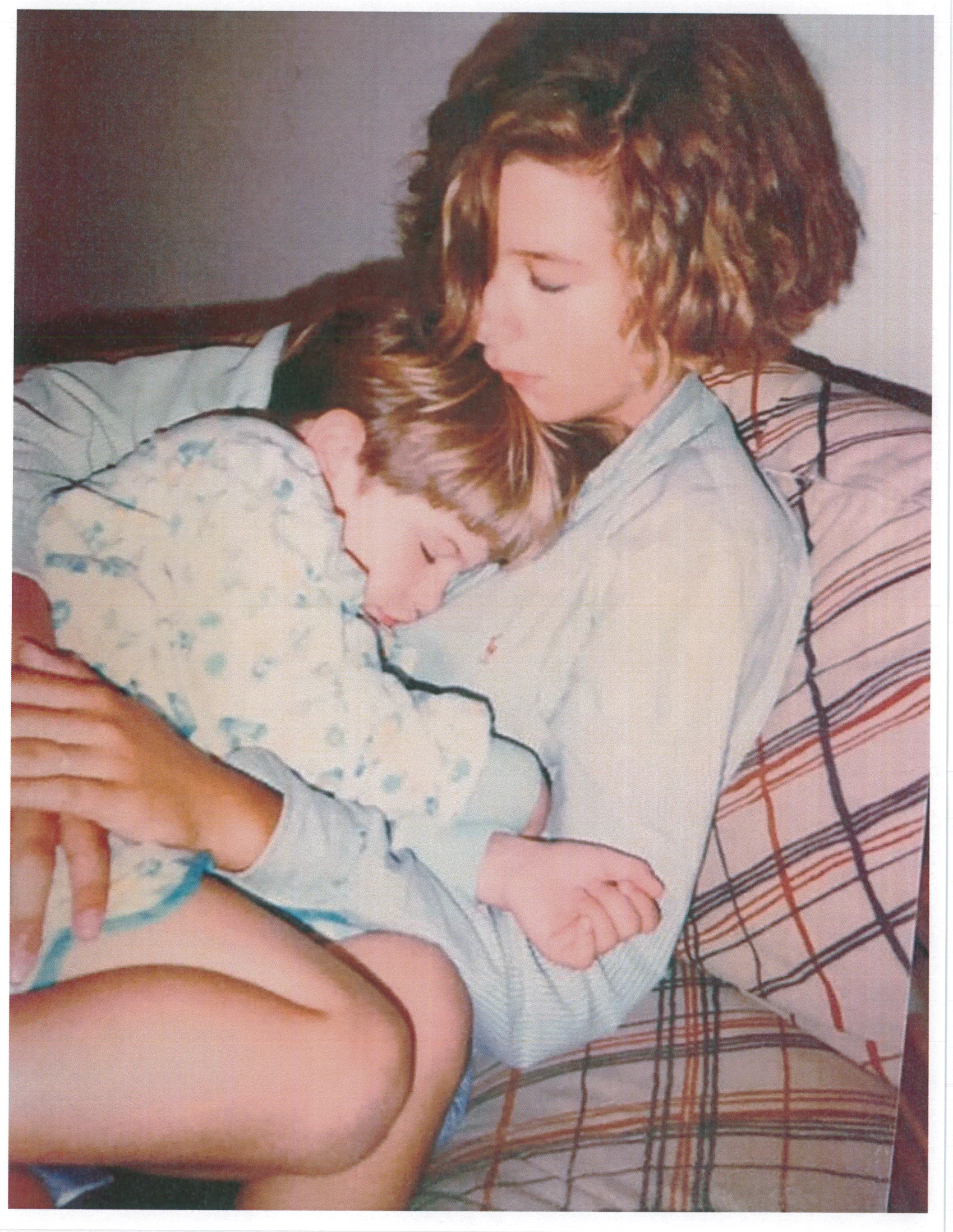 Sarah Rahr snuggling with her sister Beth as children