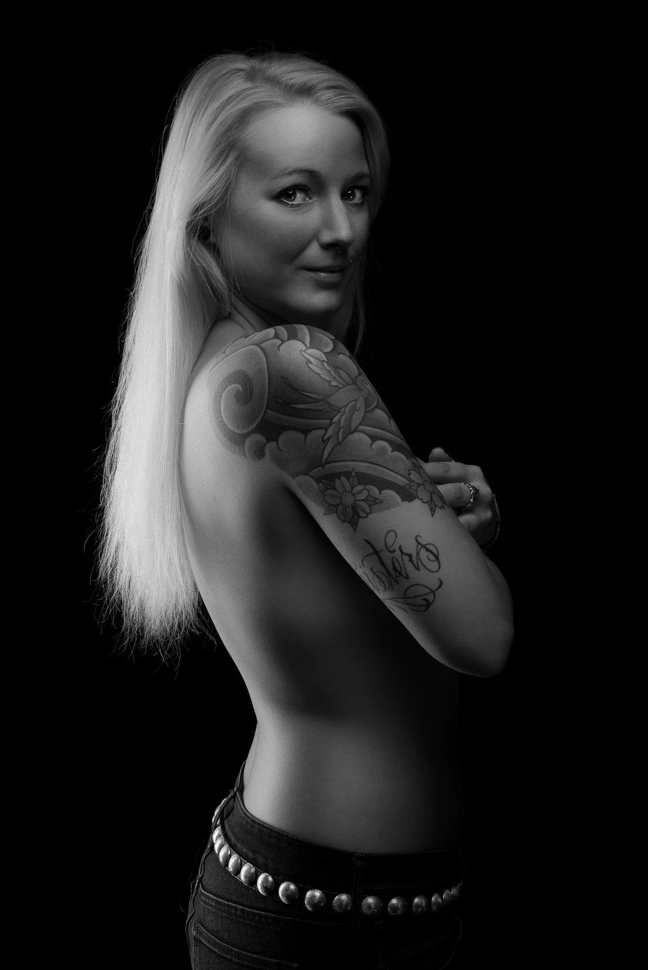 Reckless_Pictures_beautyshot_topless_black_and_white.jpg