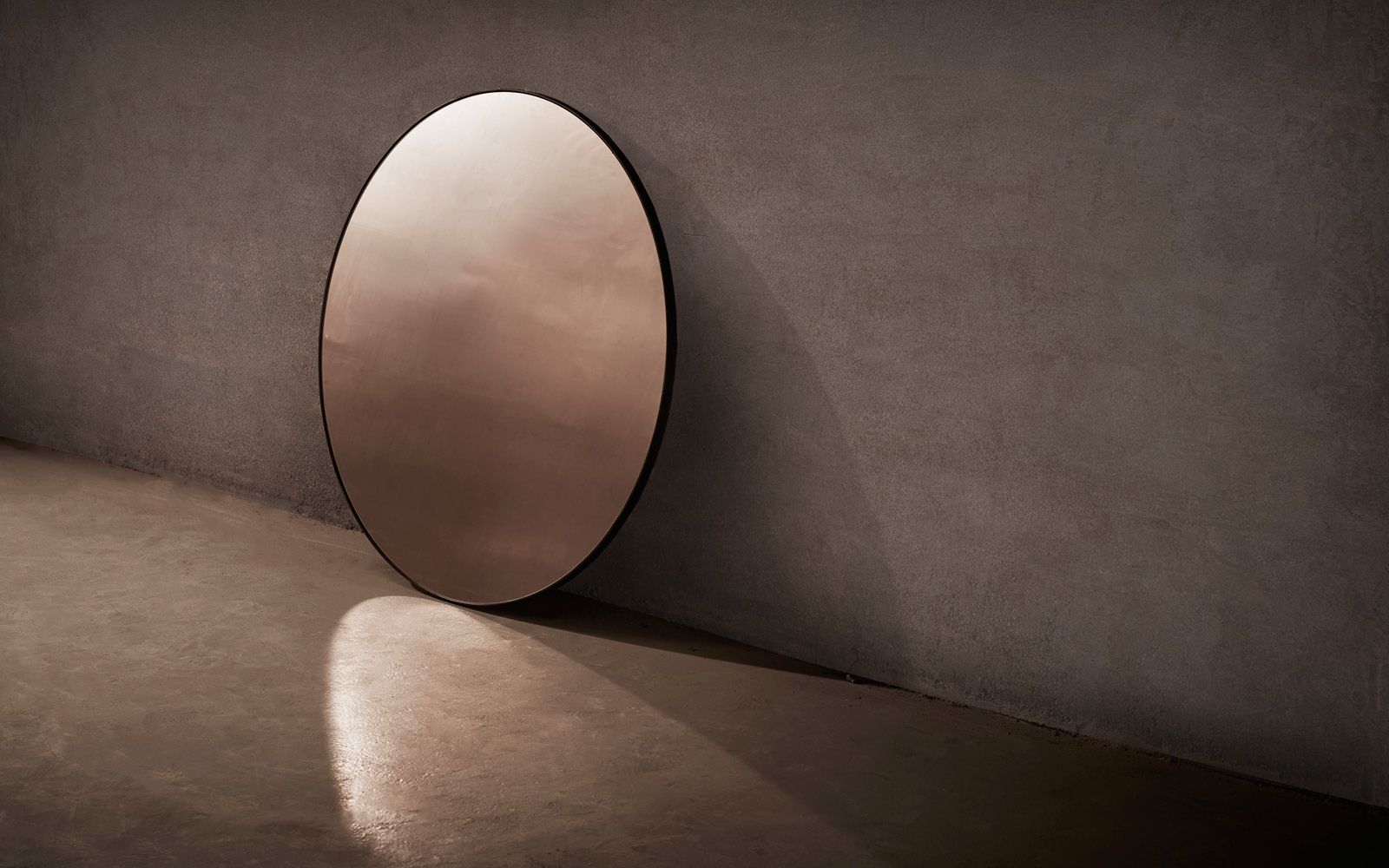 NOVOCASTRIAN_Port+Round+Mirror2.jpg