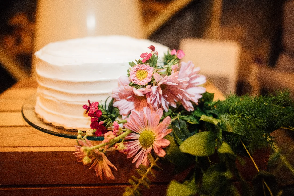 white weddiing cake flowers.jpeg