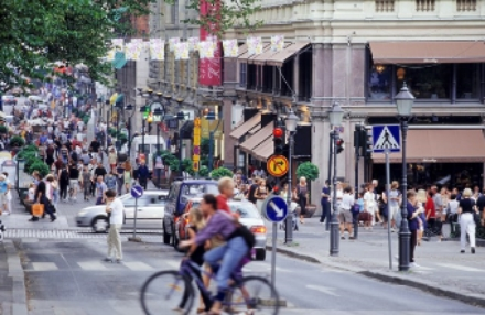 Ihmisvilinää Helsingin keskustassa. Kuva: Helsingin kaupungin aineistopankki/ Comma Image Oy