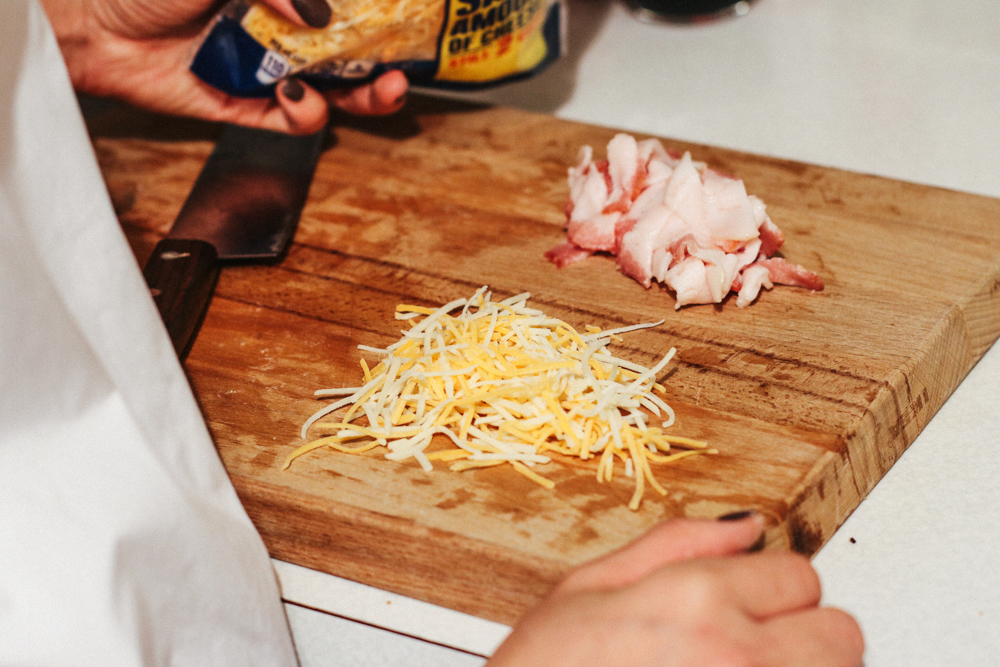 Prepare bacon and cheddar cheese, while pre-heating the oven at 400ºF