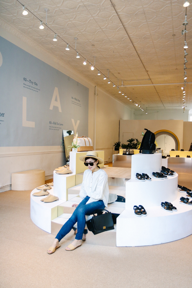 Janessa Leone Hat , The Row Sunglasses, Ulla Johnson Shirt, J Brand Jeans , Céline Bag, Everlane The Slide Sandal