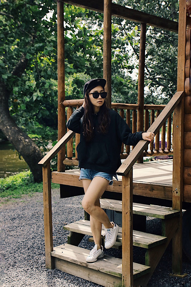 Casual Adventure Wear: Stussy Hat, H&M Hoodie, Zara Shorts, Adidas Stan Smith Sneakers