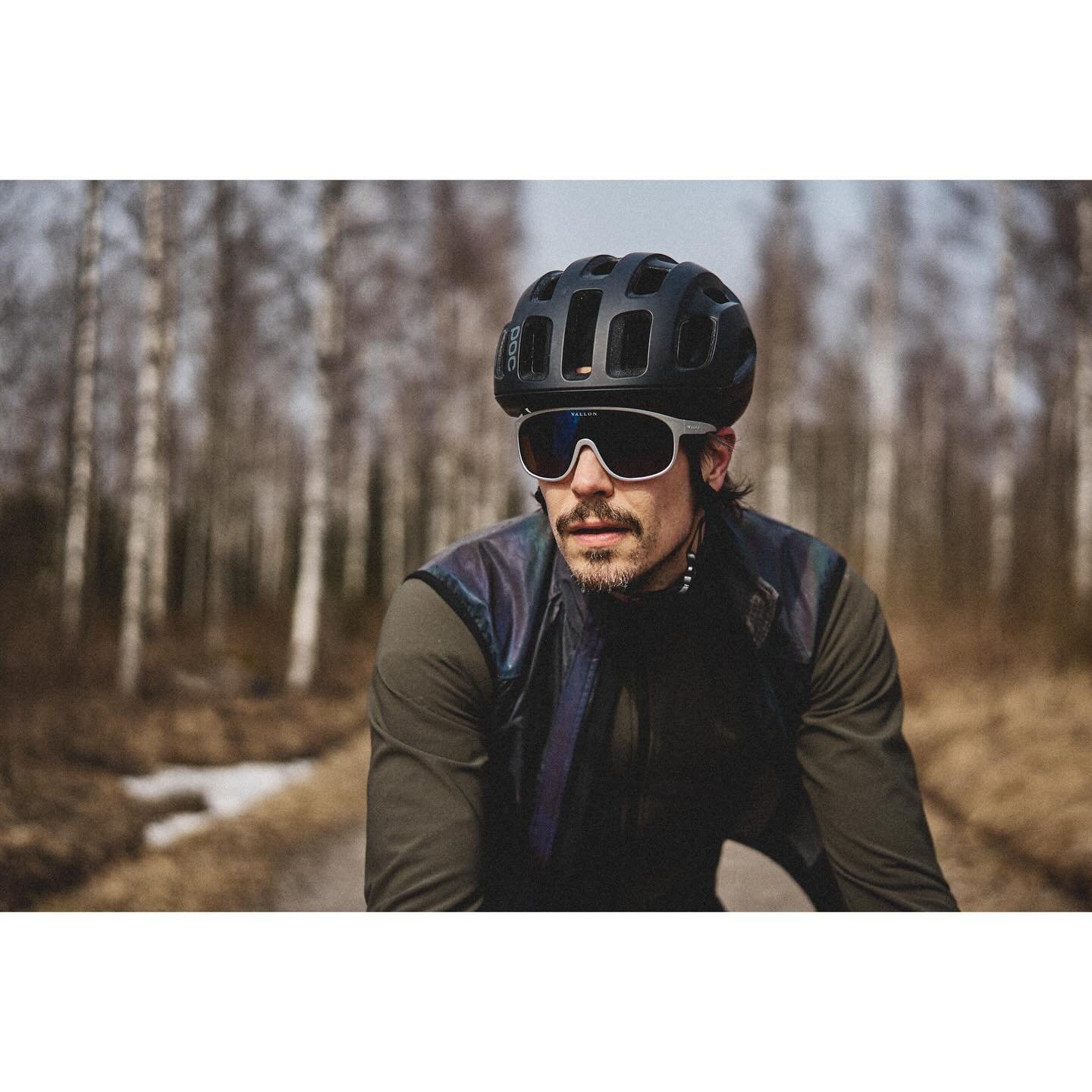 For the last couple of months I&rsquo;ve been watching bike roads and ski tracks through these @vallon_official Watchtowers sunglasses! Classic style, maximum performance! Really like that! 
You can read more my thoughts in my blog! It&rsquo;s in Fin