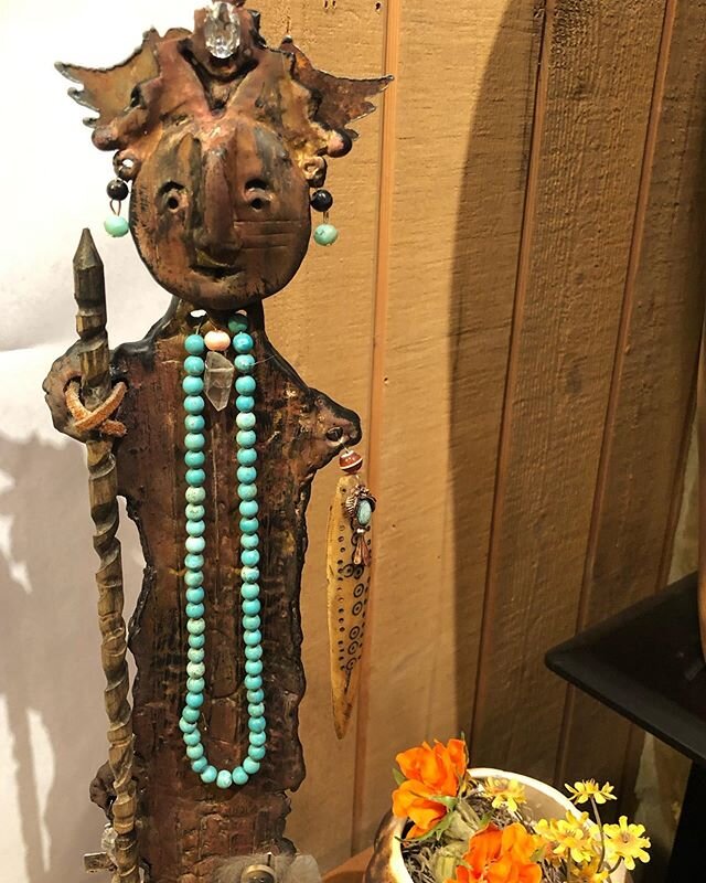 We love this Curanderos adorned with turquoise. Turquoise is known for the stone of healing.
.
.
#curandero #turquoise #healingstone  #crystal #protection #shaman #beauty #blessings #sculpture #madewithclay #pottery #ceramicsculpture