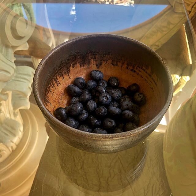 Sunday Mornings
&ldquo;Blueberries in a Bowl&rdquo;
.
.
#simplethings #functionalpottery #bowls #madewithclay #art #breakfast #brunch #blueberries #nature #beauty #ceramics #mywork #myart
📸: @carolkahnphotography