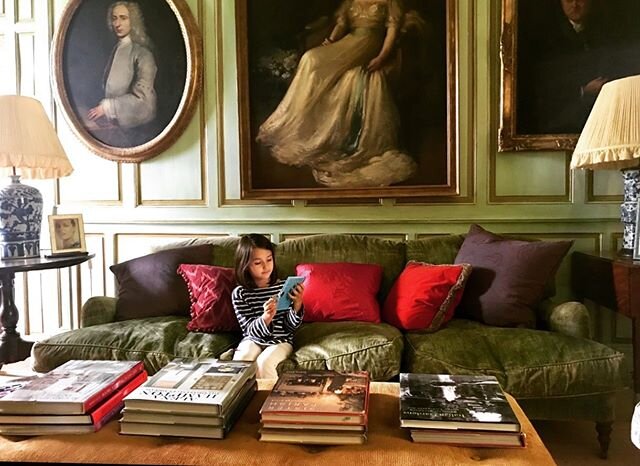 Nice #saturday with my little reader 📚🐥📚#countryhouse #project 🦌 #france 🇫🇷