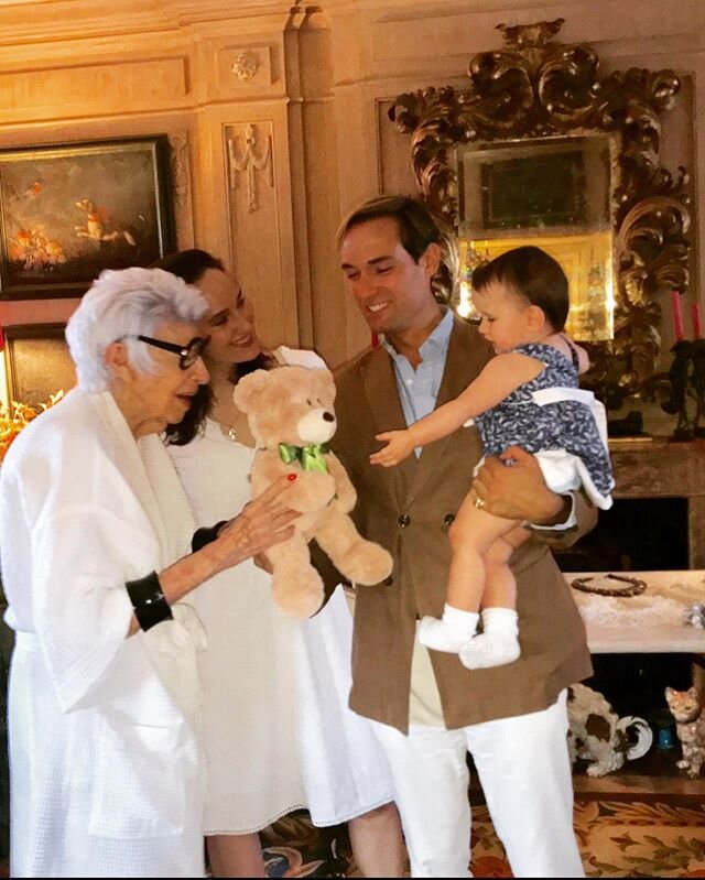 #Sunday 🚕 visiting our wonderful friend 💙@iris.apfel in her apt 🌟thank you for the #teddybear 🧸🧸 visitando a nuestra querida amiga Iris 🐣the baby is #happy🧸#nyc #summer 🙏#love #greatday @malu_edwards 💙✈️🇫🇷🇮🇹#tomorrow