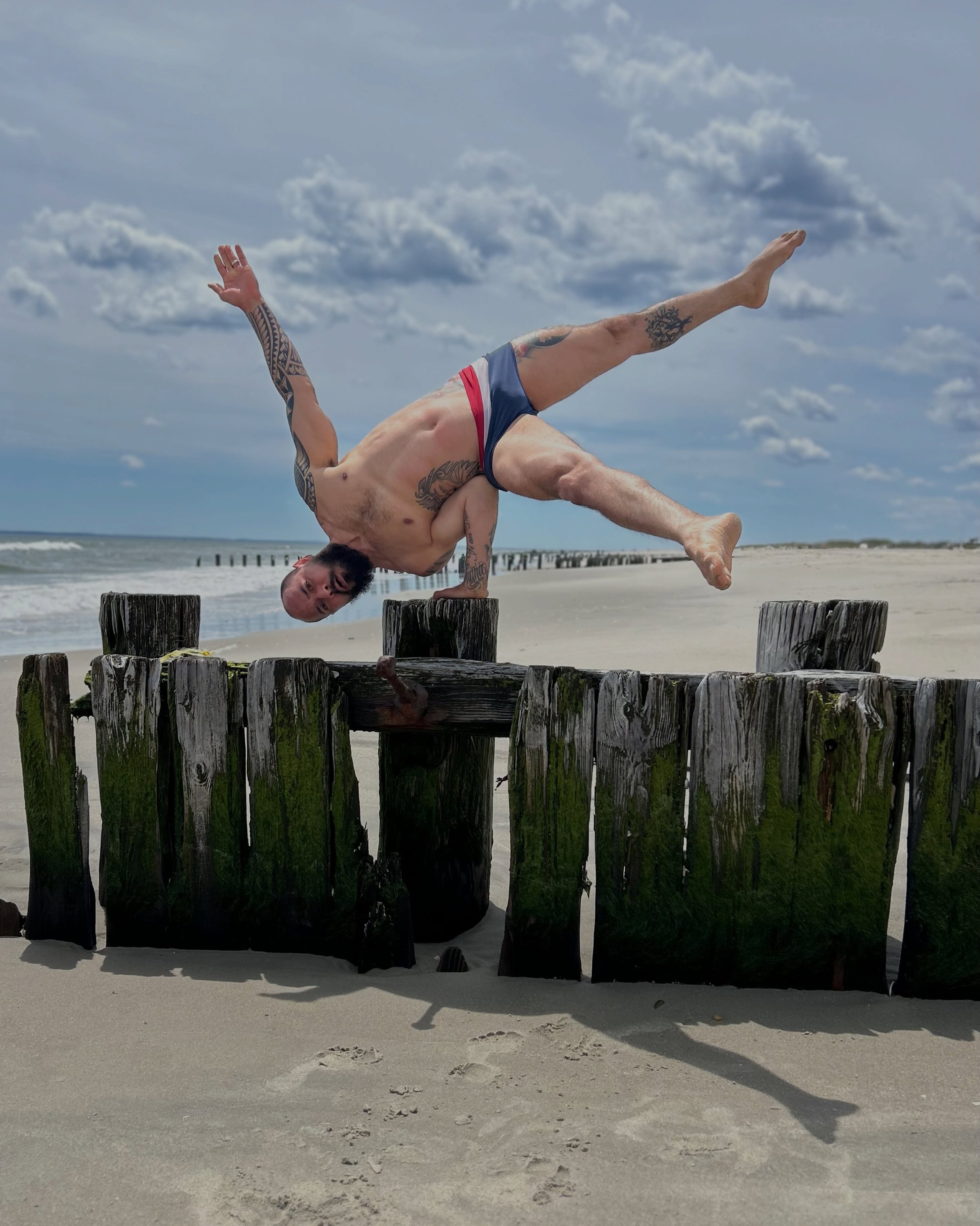 Enjoy a beautiful day at the beach and of course training a little bit my balance. 

are you guys ready for Mandinga em Brooklyn? 
see you all soon👊🏾

Photo by Leilani Silveira 

#balan&ccedil;o #capoeiranapraia #quedaderins #piaocapoeira #ny