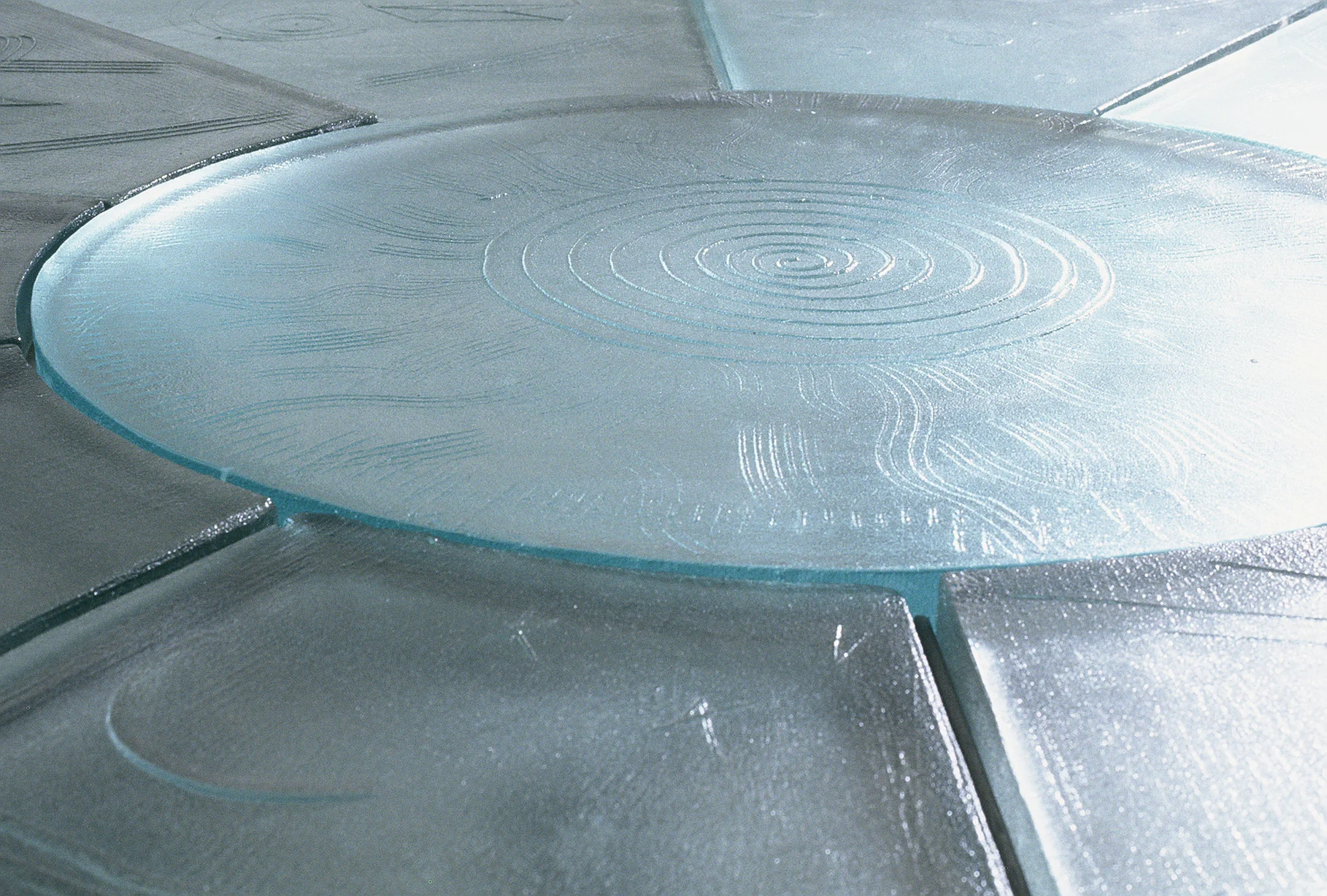 Round Dining Table detail