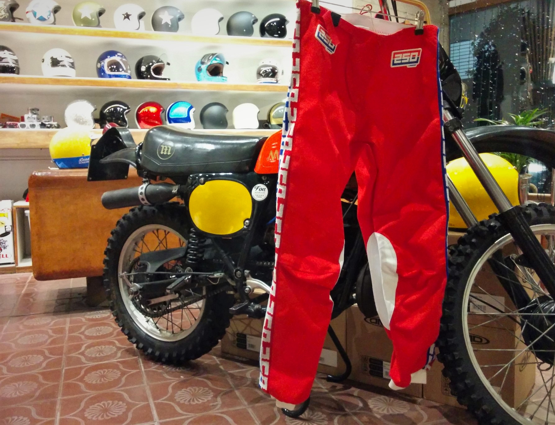 Nice to see 250 looking right at home in this orginal 70's interior!
