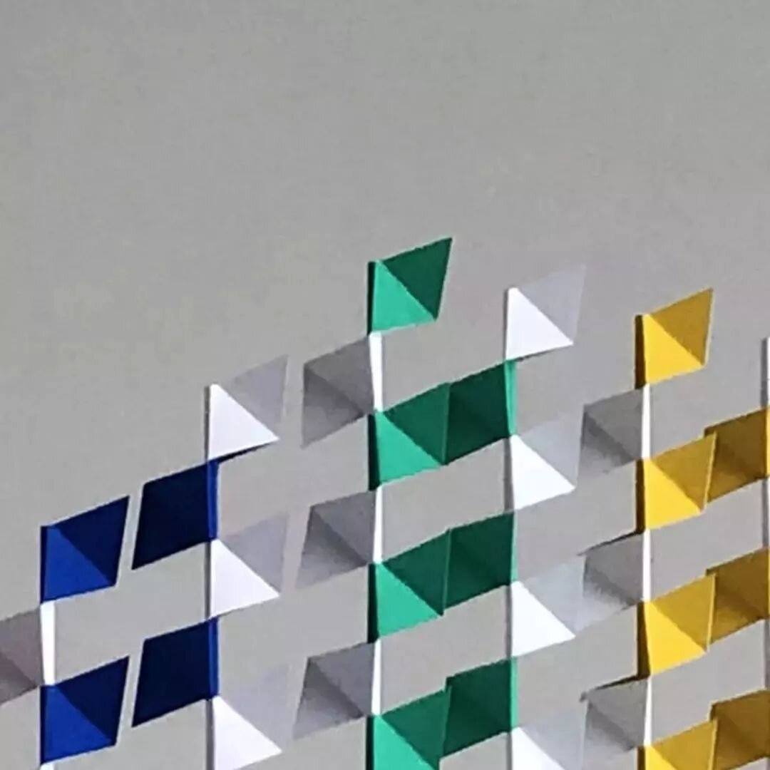 A l'occasion de Nuit Blanche 2023, j'ai eu le plaisir de pr&eacute;senter &quot;109 LOSANGES&quot;, une installation cin&eacute;tique et color&eacute;e , sur les berges de Seine, &agrave; deux pas de l'H&ocirc;tel de Ville de Paris. Maquette en papie