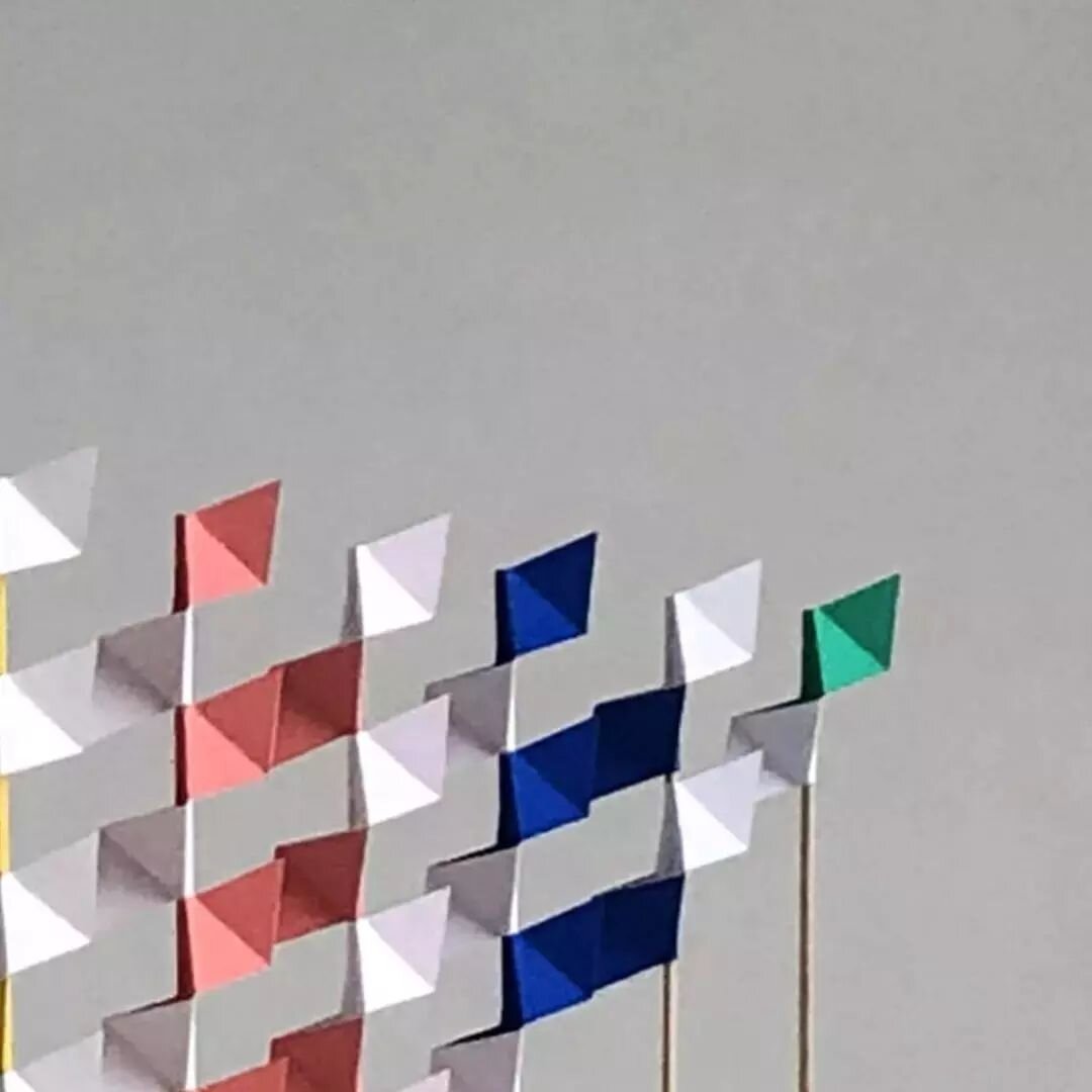 A l'occasion de Nuit Blanche 2023, j'ai eu le plaisir de pr&eacute;senter &quot;109 LOSANGES&quot;, une installation cin&eacute;tique et color&eacute;e , sur les berges de Seine, &agrave; deux pas de l'H&ocirc;tel de Ville de Paris. Maquette en papie