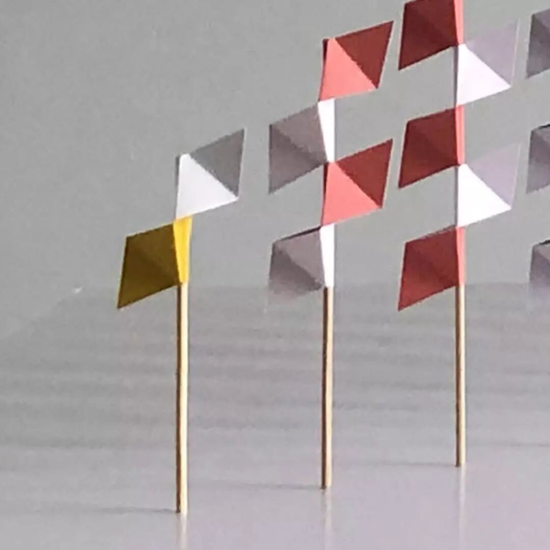 A l'occasion de Nuit Blanche 2023, j'ai eu le plaisir de pr&eacute;senter &quot;109 LOSANGES&quot;, une installation cin&eacute;tique et color&eacute;e , sur les berges de Seine, &agrave; deux pas de l'H&ocirc;tel de Ville de Paris. Maquette en papie