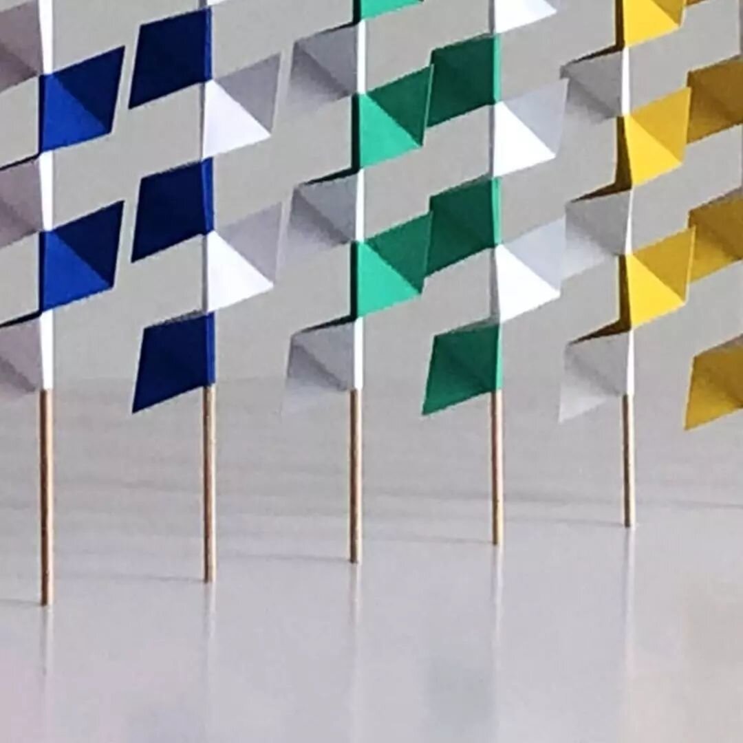 A l'occasion de Nuit Blanche 2023, j'ai eu le plaisir de pr&eacute;senter &quot;109 LOSANGES&quot;, une installation cin&eacute;tique et color&eacute;e , sur les berges de Seine, &agrave; deux pas de l'H&ocirc;tel de Ville de Paris. Maquette en papie