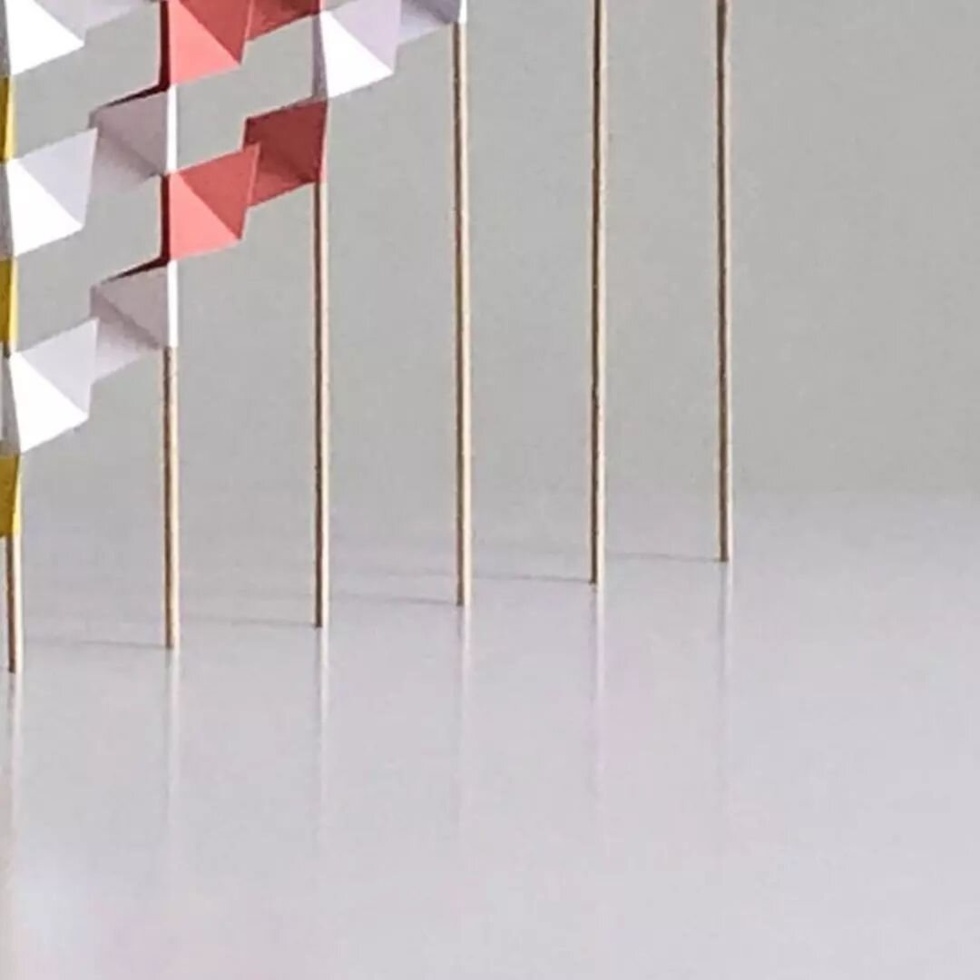 A l'occasion de Nuit Blanche 2023, j'ai eu le plaisir de pr&eacute;senter &quot;109 LOSANGES&quot;, une installation cin&eacute;tique et color&eacute;e , sur les berges de Seine, &agrave; deux pas de l'H&ocirc;tel de Ville de Paris. Maquette en papie