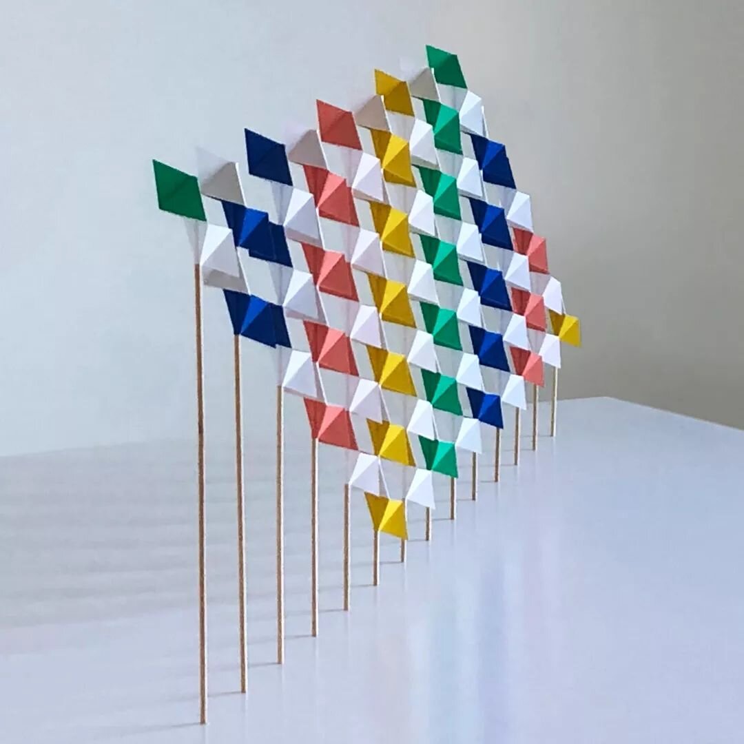 A l'occasion de Nuit Blanche 2023, j'ai eu le plaisir de pr&eacute;senter &quot;109 LOSANGES&quot;, une installation cin&eacute;tique, sur les berges de Seine, &agrave; deux pas de l'H&ocirc;tel de Ville de Paris.

Maquette en papier, &eacute;chelle 