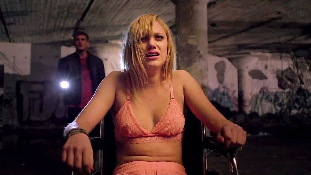 Hugh (Jake Weary) has a strange way of explaining things to Jay (Maika Monroe)