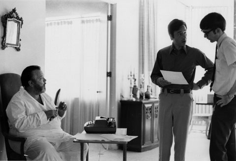 Welles rehearses a scene with Peter Bogdanovich and Joseph McBride
