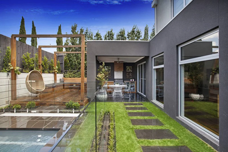 KEILOR EAST ENTERTAINER