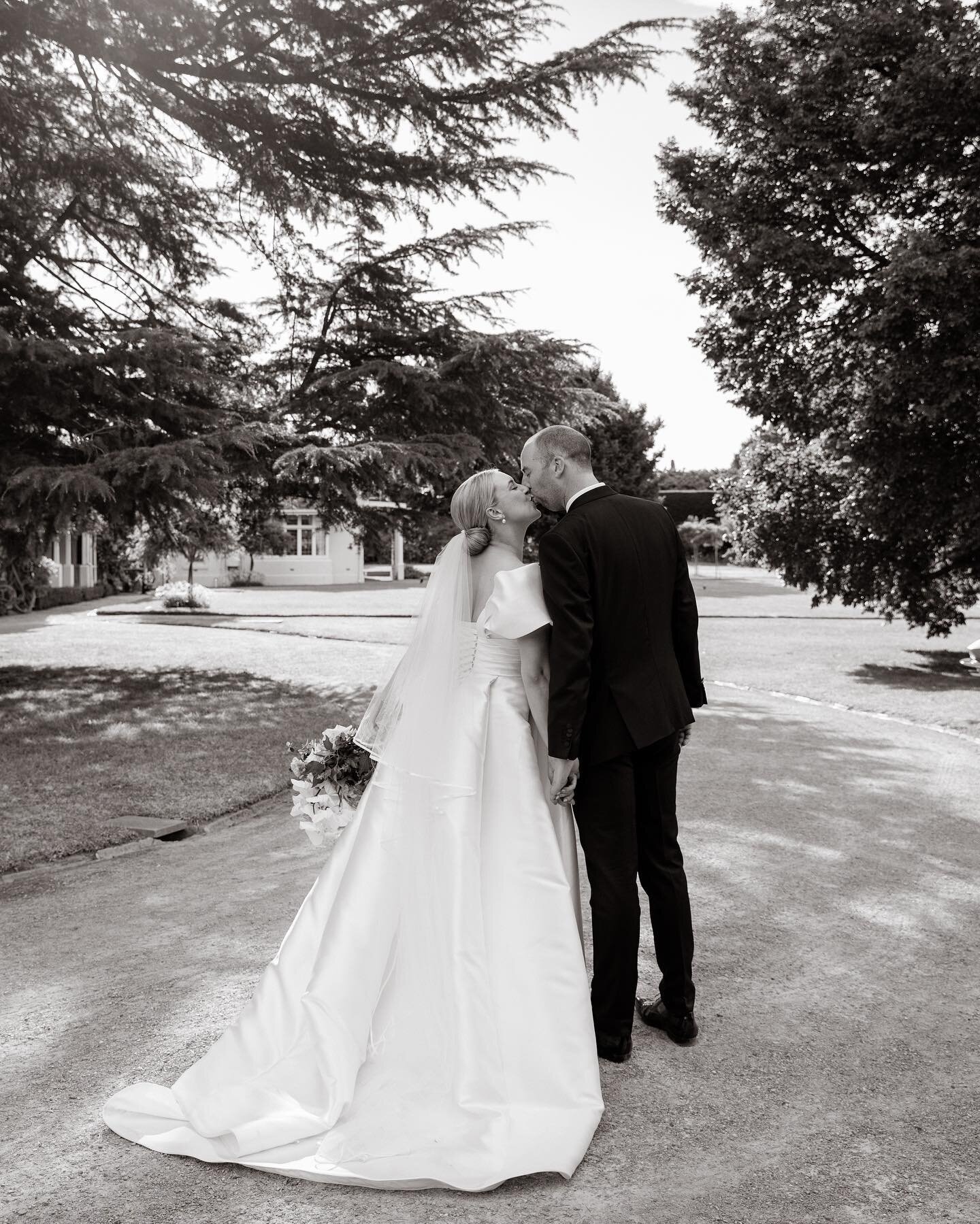 First wedding of the year was a banger, with Hannah &amp; Paul at our faves @coombeyarravalley !
.
#heartandcolour #heartandcolourphotography #melbournewedding #melbourneweddingphotographer #yarravalleyweddings #yarravalleyweddingphotographer #coombe