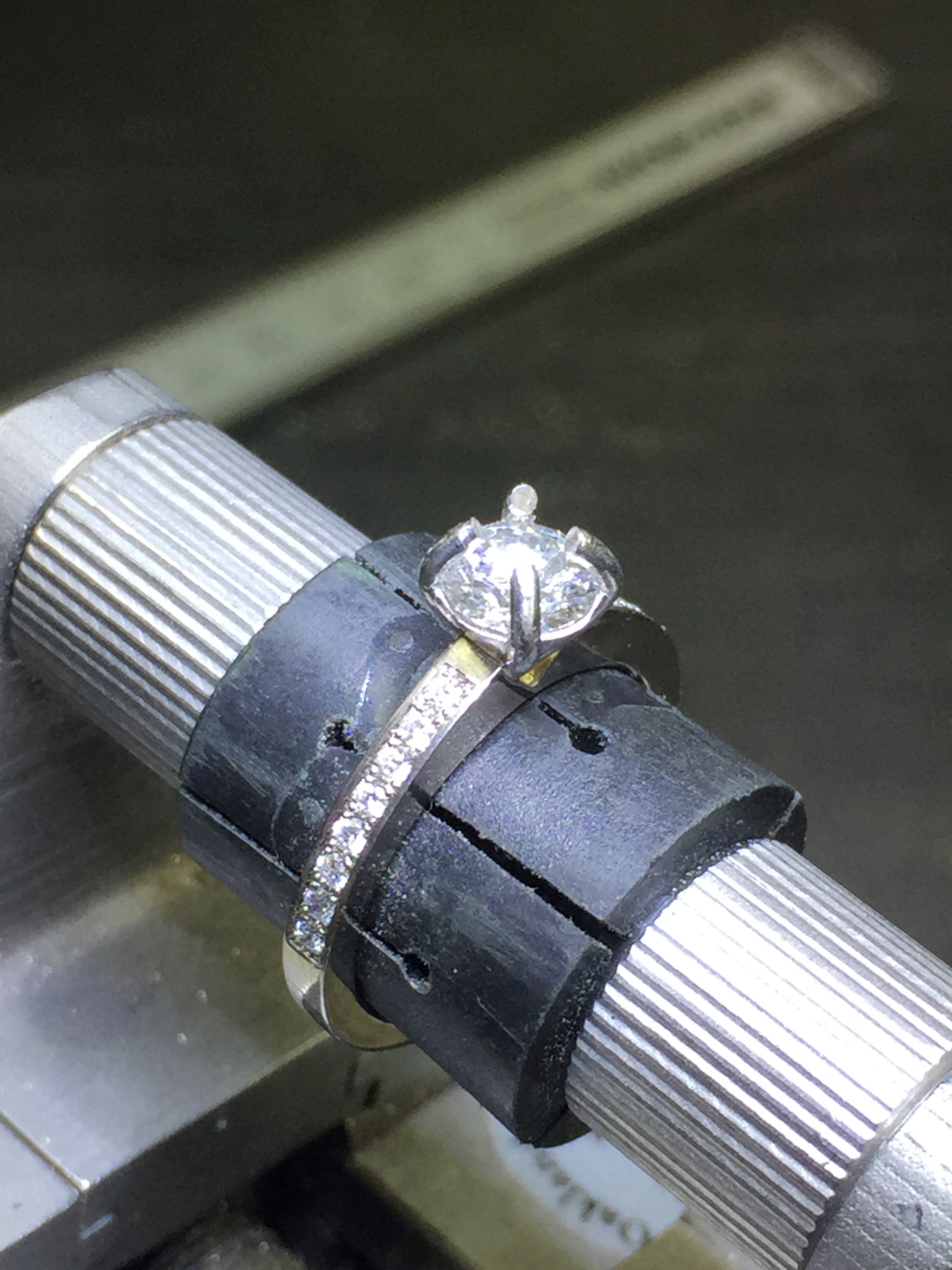 Claw setting the main diamond.